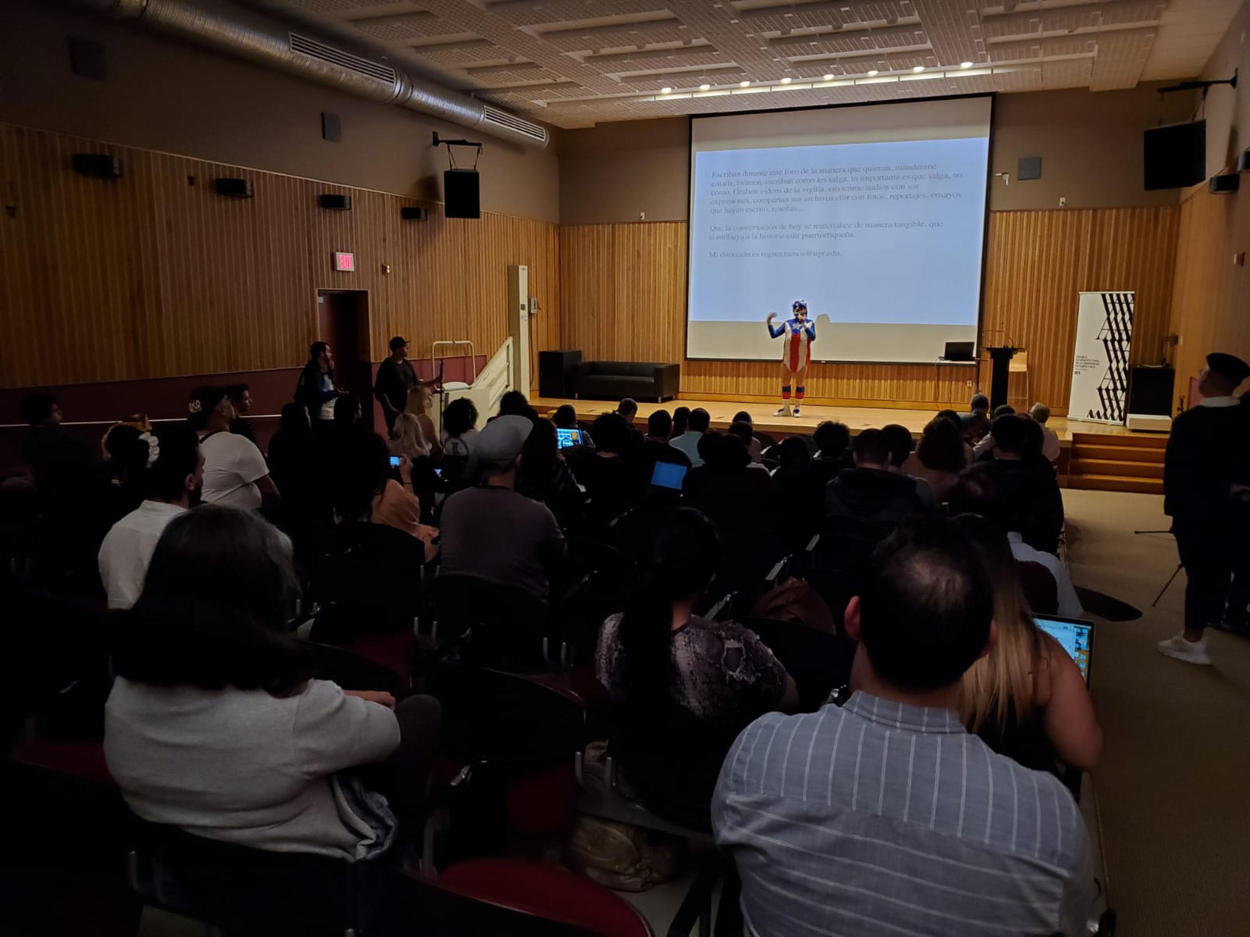 Al encuentro asistieron más de 100 personas.