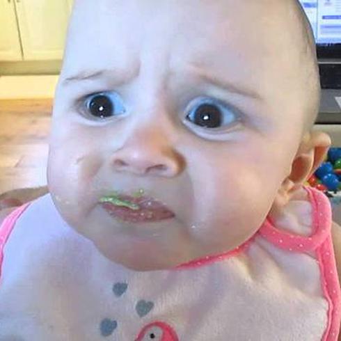 Parece que a esta bebé no le gusta el aguacate