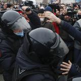 Gobierno ruso detiene a cientos de opositores en marchas por todo el país
