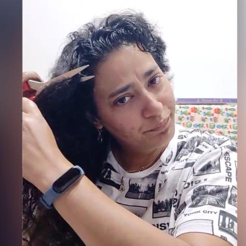 Dramático vídeo: mujer se corta cabello por indignante muerte de joven en Irán