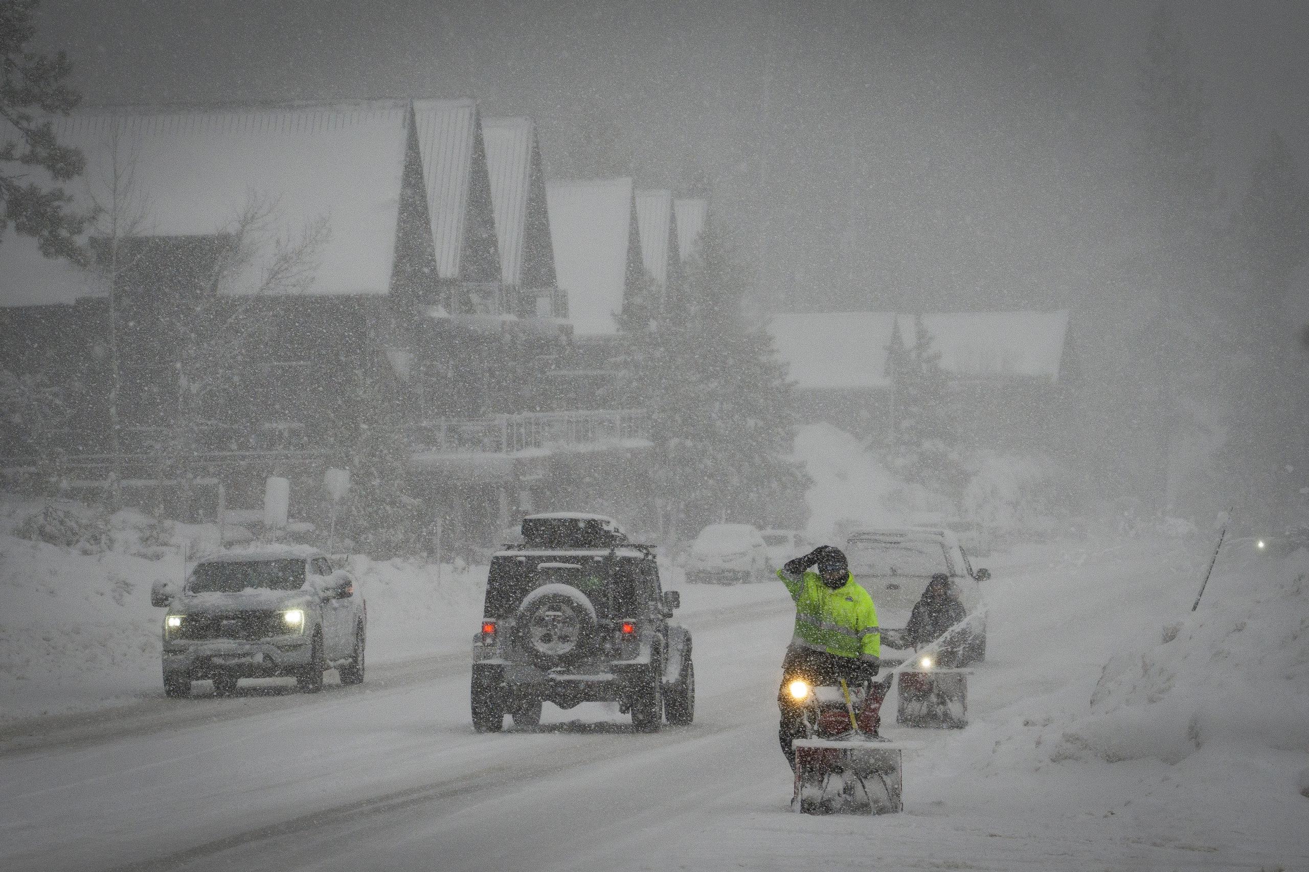 Operarios tratan de retirar la nieve de una carretera, en Truckee, California.