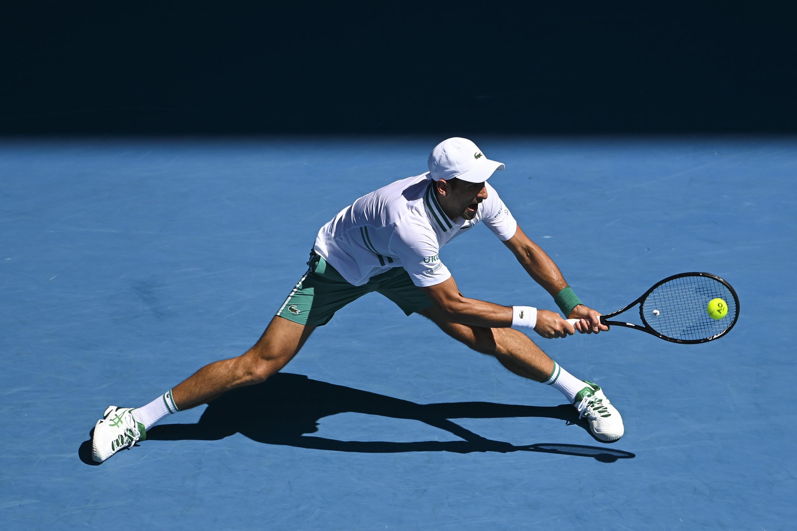 Novak Djokovic devuelve un difícil tiro durante su partido de segunda ronda en el Abierto de Australia contra el estadounidense Frances Tiafoe.