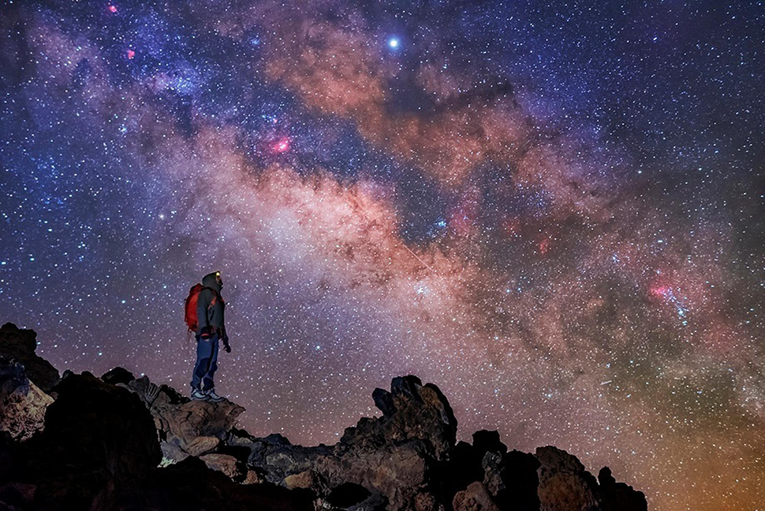 Fotografía de archivo de una persona observando la Vía Láctea. EFE/ Daniel López
