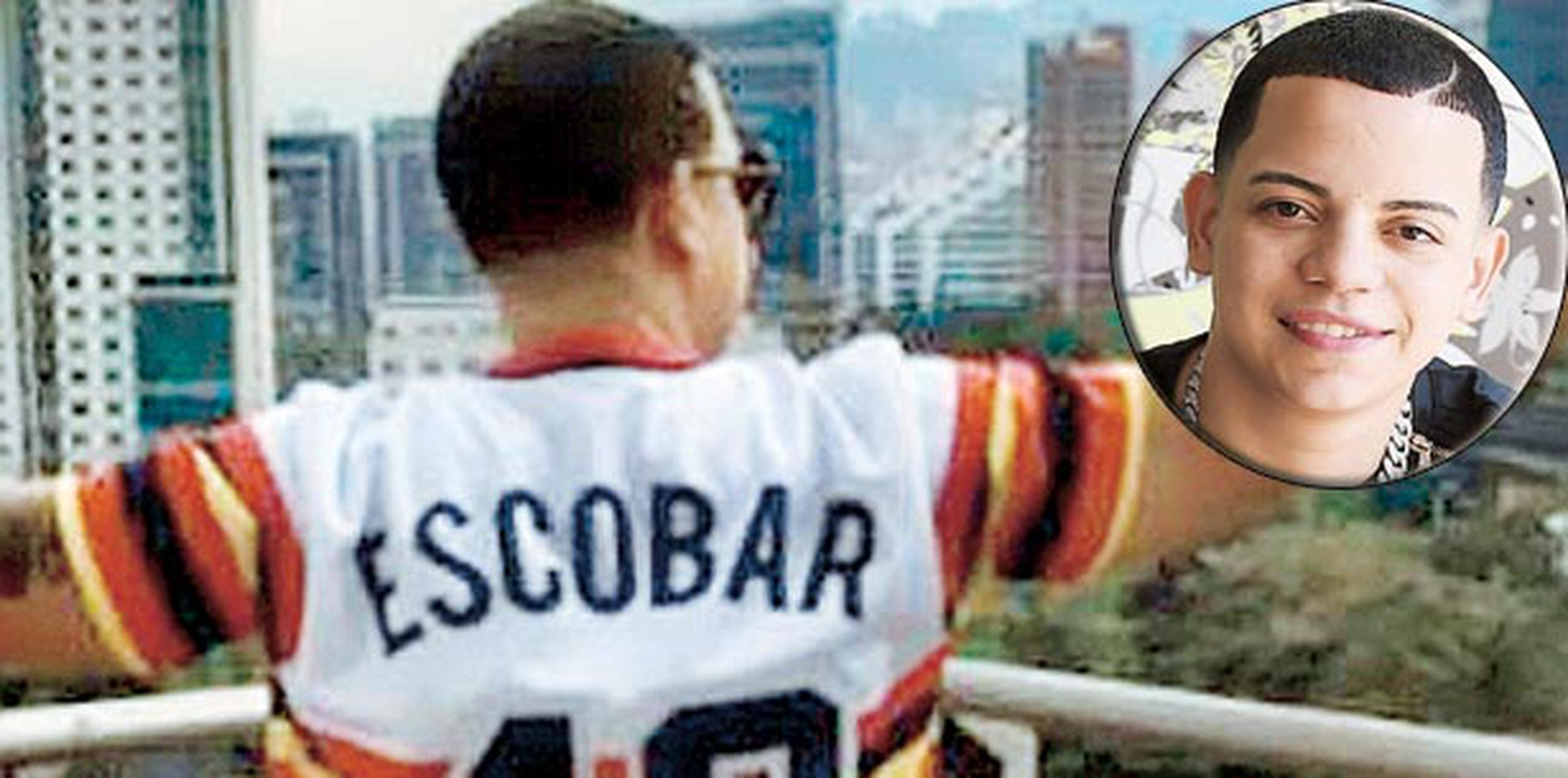 El artista llegó a una conferencia de prensa luciendo la camiseta que leía “Escobar”, la que luego se cambió por una  del festival donde cantaría.