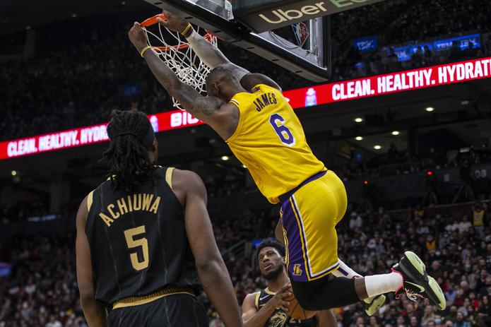 LeBron James (6) donquea un balón frente a Precious Achiuwa (5), de los Raptors, durante el partido del viernes que dominaron James y sus Lakers.