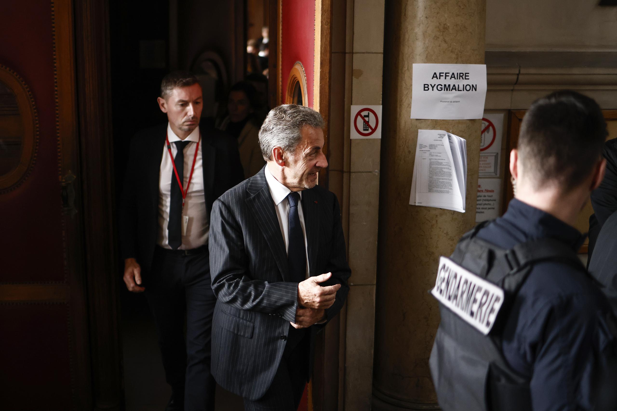 El ex presidente francés Nicolas Sarkozy (Centro) fue condenado a un año de prisión con seis meses suspendidos por el tribunal de apelaciones de París por exceder el techo de gasto electoral durante su campaña presidencial en 2012.