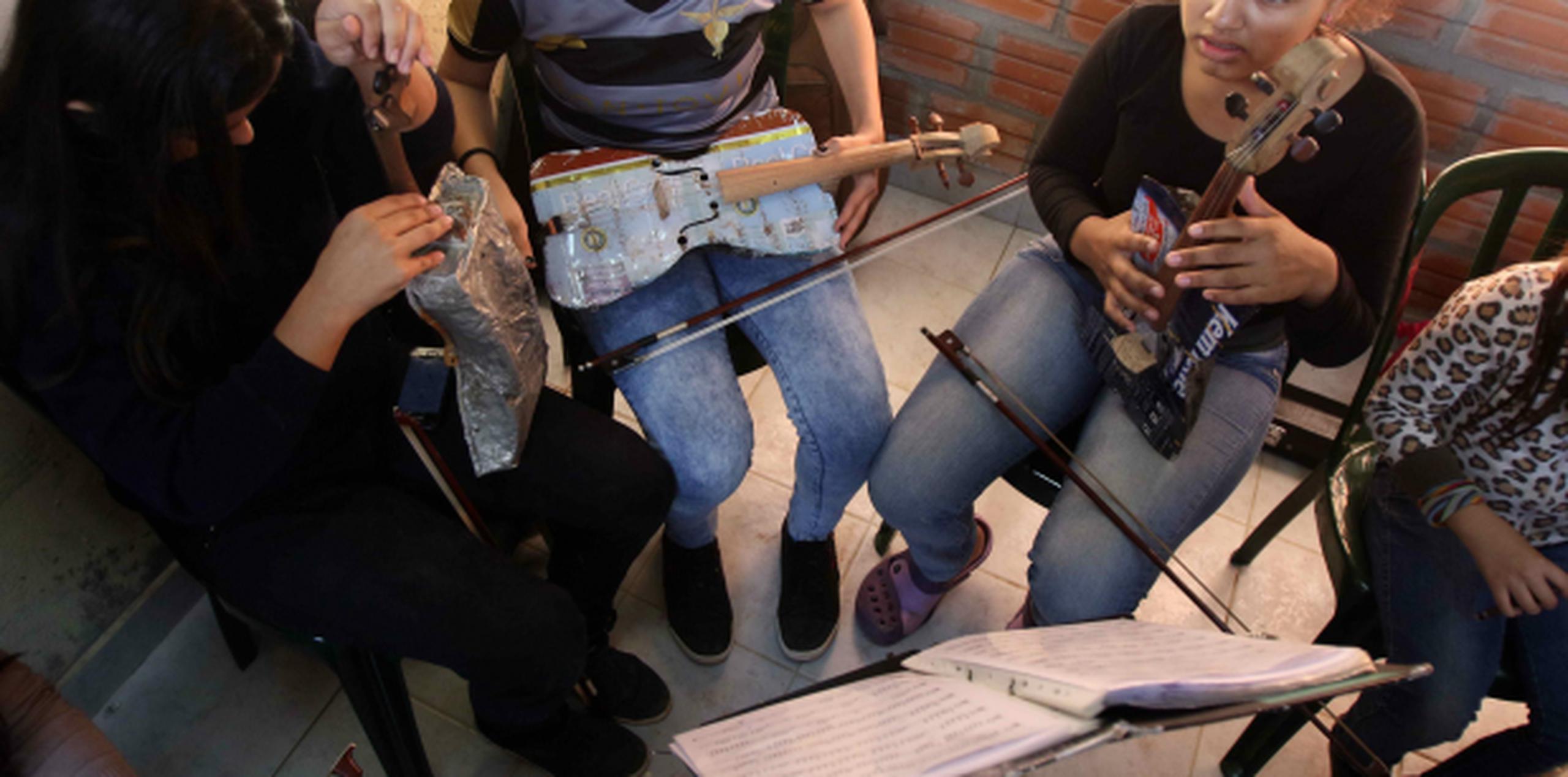 Jóvenes de Paraguay se preparan para ensayar en una una orquesta. Un total de 421 niños y adolescentes fueron víctimas de abusos sexuales en Paraguay entre enero y junio de 2015, según las autoridades. (EFE)