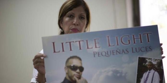 Margarita Castellano, cuyo hijo Javier Sánchez fue asesinado el 28 de mayo de 2016, muestra su foto. (XAVIER.ARAUJO@GFRMEDIA.COM)