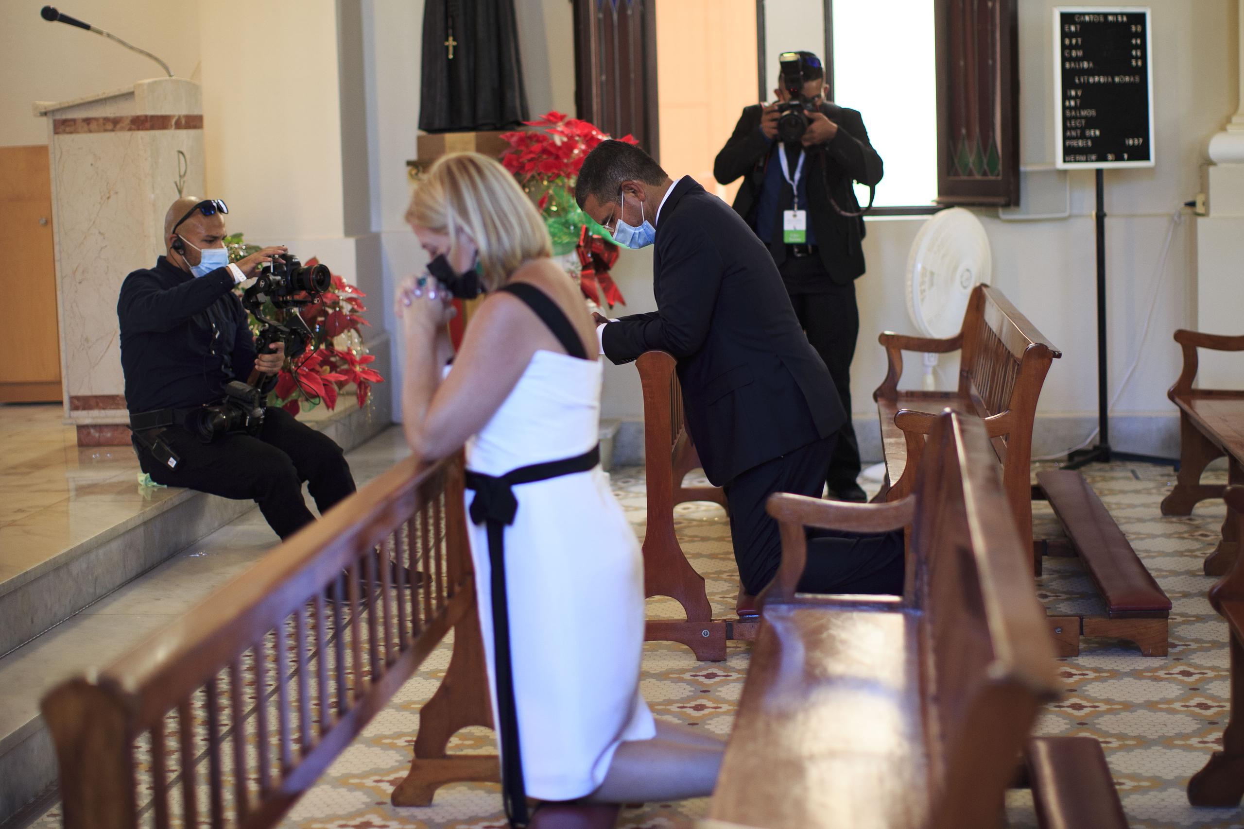 El gobernador Pedro Pileruisi y su hermana Caridad visitaron una iglesia el día de su posesión al cargo.