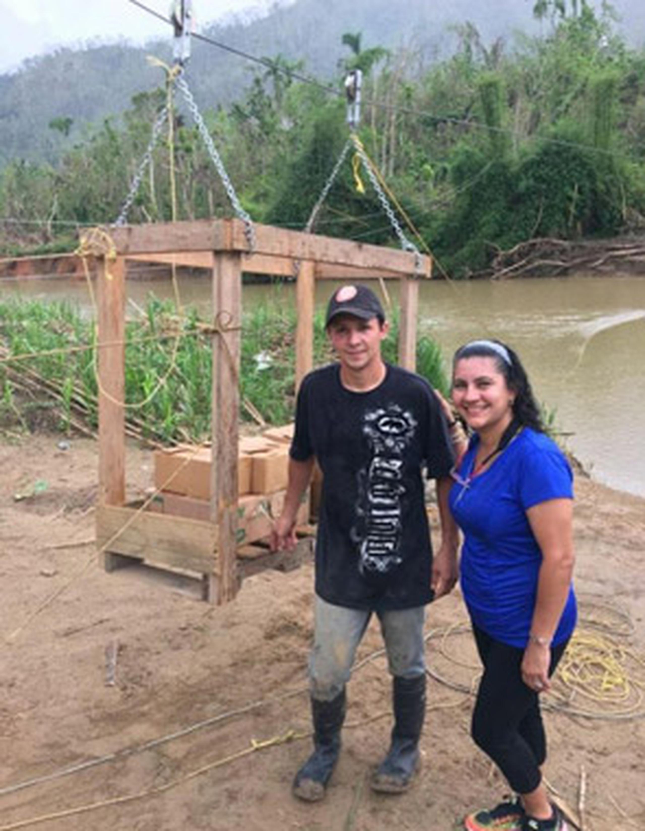 La canasta de madera fue construida por Iván y su familia. Dentro de ella cruzan un río y llevan los víveres necesarios para sobrevivir ante la emergencia tras el paso del huracán María. (Captura Facebook)
