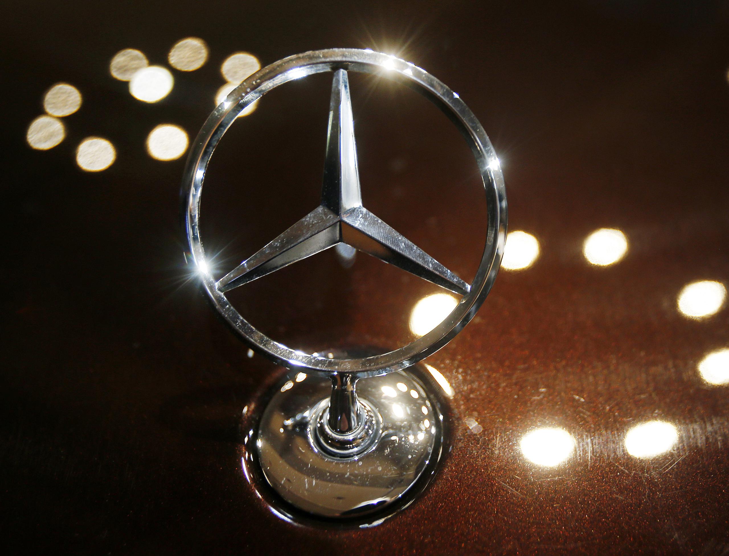 En esta foto del 5 de febrero de 2015 se ve el logo de Mercedes durante la conferencia anual de Daimler AG en Stuttgart, Alemania. (AP Foto/Michael Probst)
