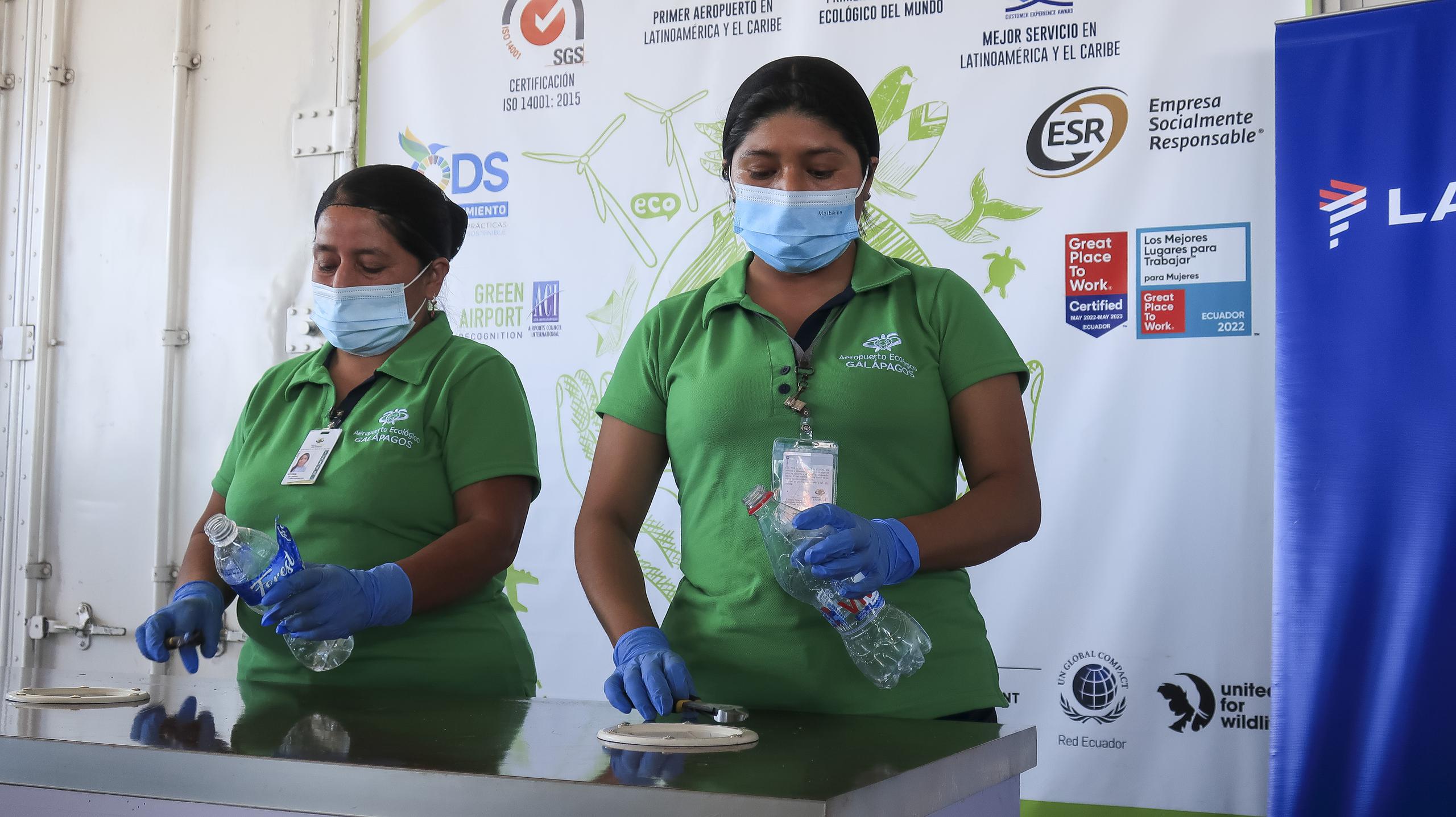 Trabajadoras muestran el proceso de reciclaje de botellas plásticas como parte del programa "Baltra libre de plásticos" en Galápagos, Ecuador. (EFE/Juan Frencisco Chavez)