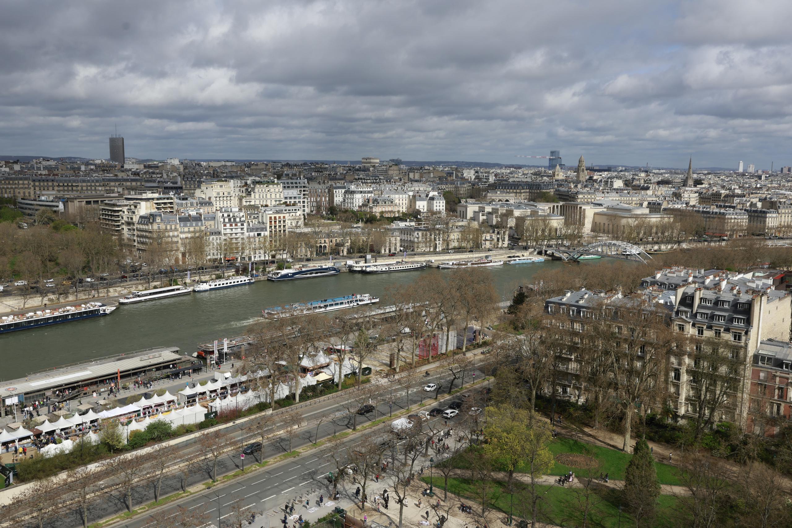 El río Sena se ve el jueves 28 de marzo de 2024 en París. El río acogerá la ceremonia inaugural de los Juegos Olímpicos de París 2024 con barcos para cada delegación nacional. (AP Foto/Aurelien Morissard)