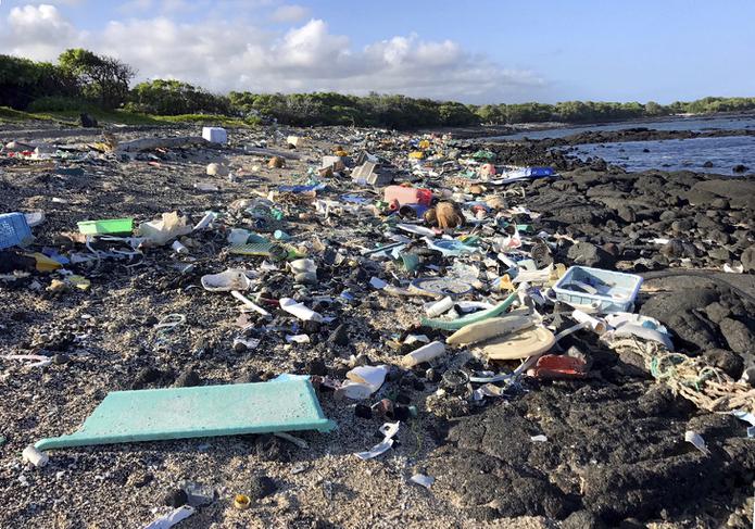 La playa de kamilo en Naalehu, Hawai, antes de una limpieza de basura, principalmente plásticos, que llega al lugar por las corrientes circulares en el océano Pacífico