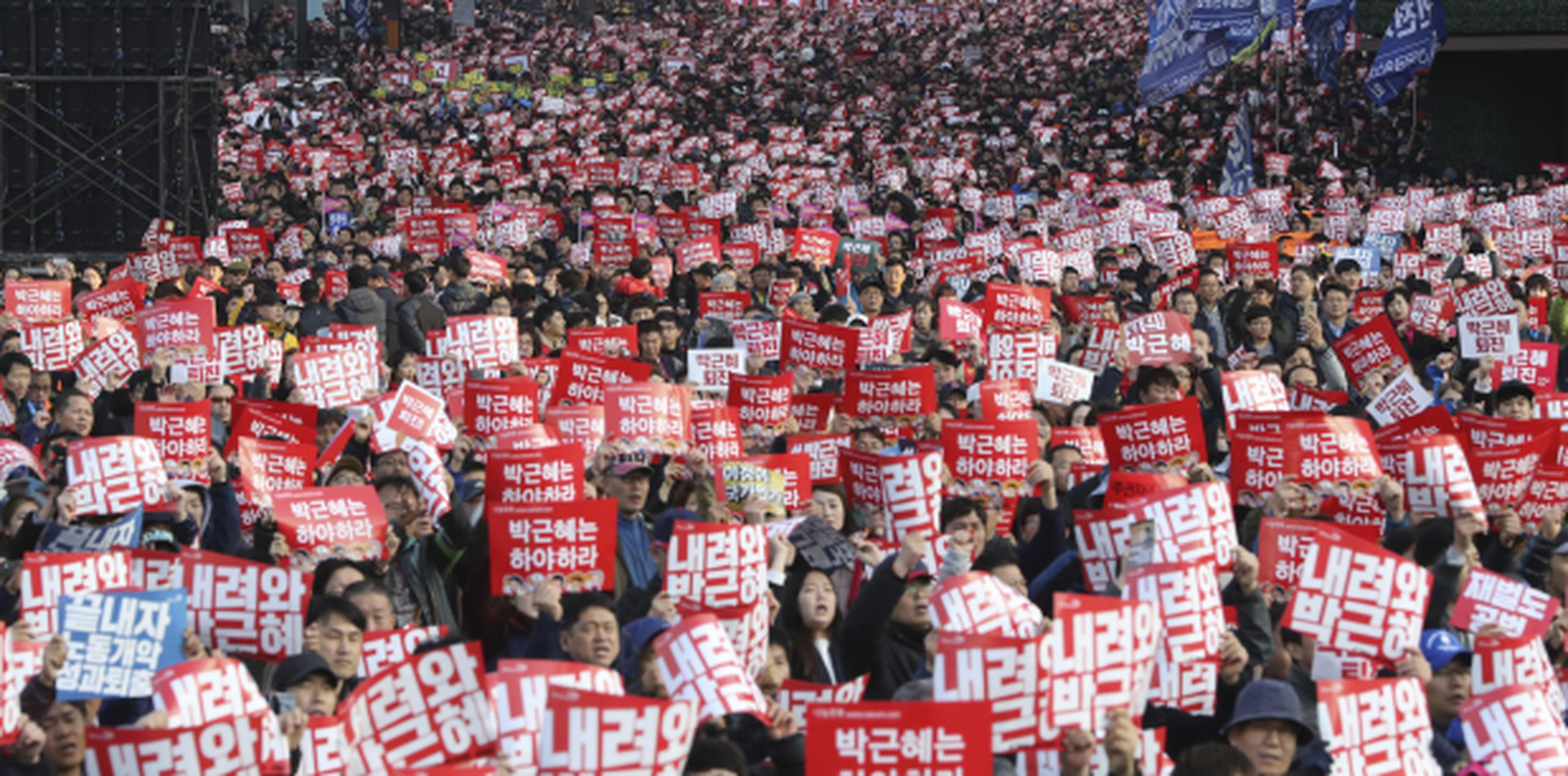 Una enorme manifestación en Seúl, que se estima reunió a por los menos 170,000 personas, reclamó la dimisión de la presidenta Park Geun-hye. (AP/Lee Jin-man)