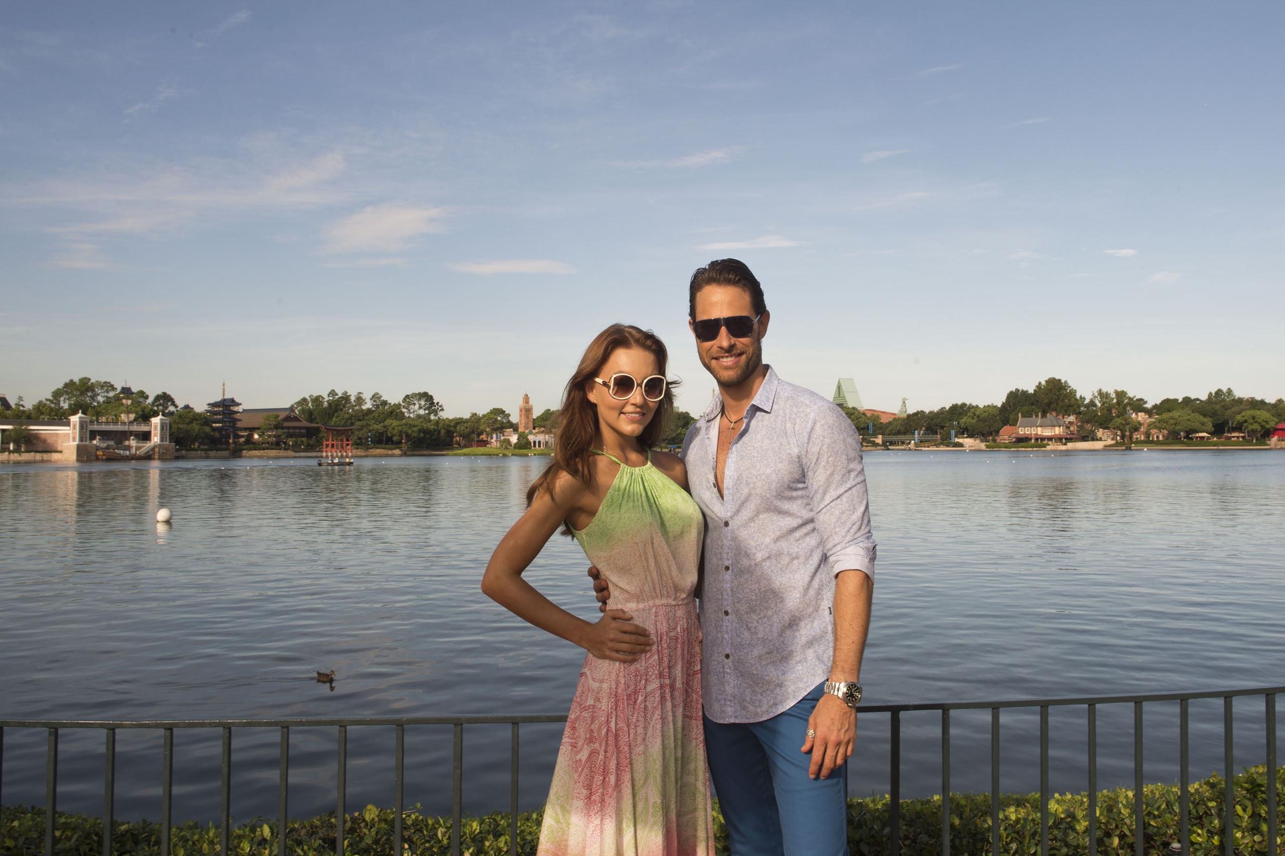 Los actores Sebastián Rulli y Angelique Boyer se unieron a las celebridades que visitaron Disney. (Foto: Disney World)