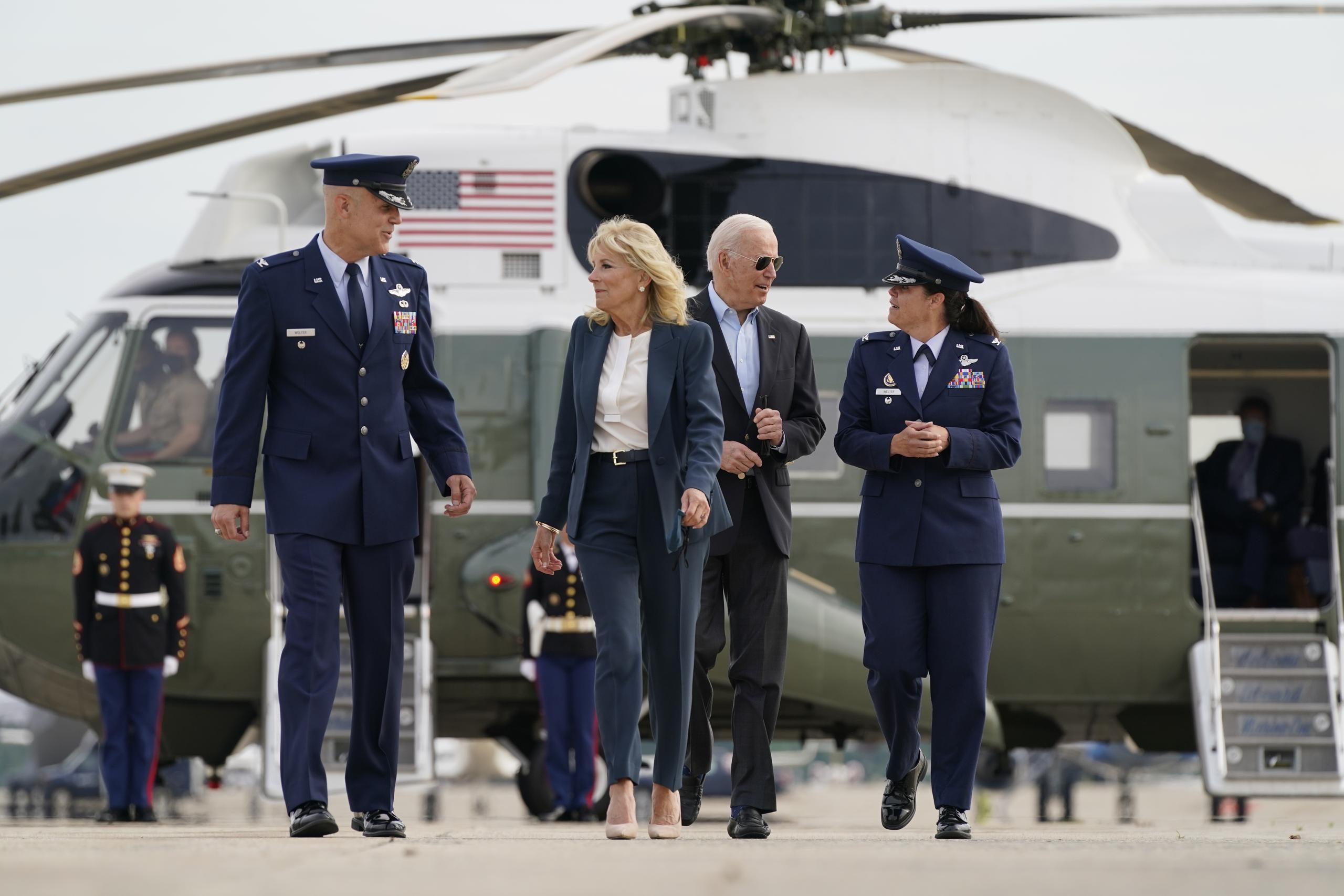 El presidente Joe Biden y la primera dama Jill Biden caminan para abordar el Air Force One en la Base de la Fuerza Aérea Andrews.