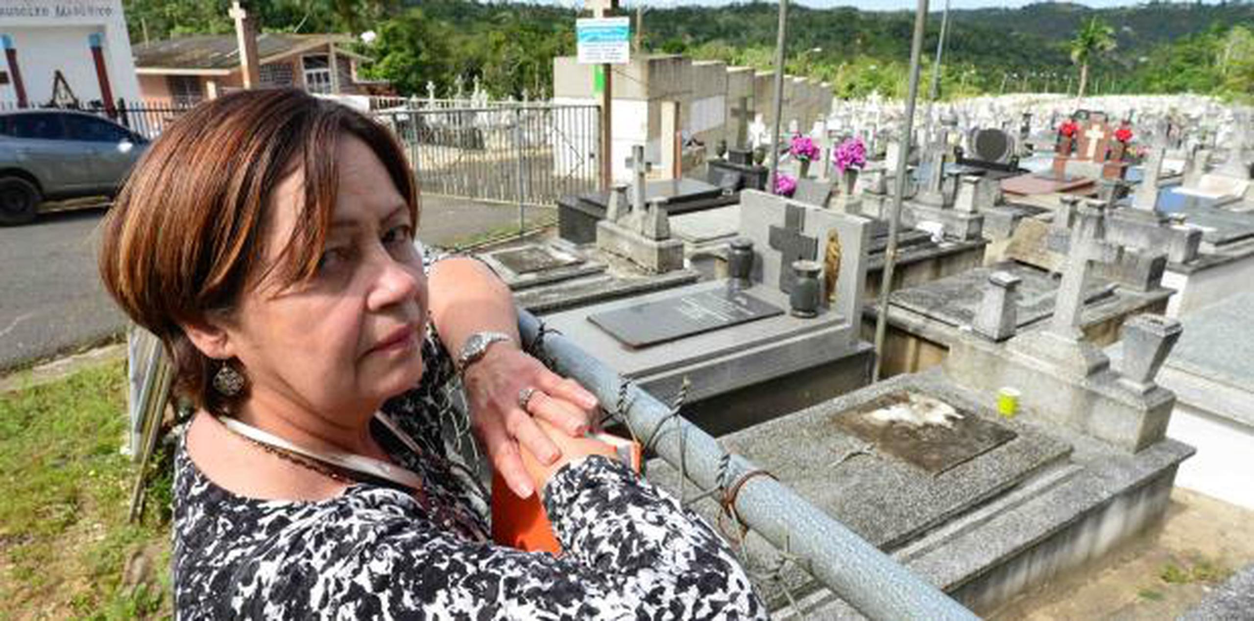 La legisladora municipal del PPD, Maritza Durán Cruz, tiene a su padre enterrado en el Cementerio Municipal de Lares. (luis.alcaladelolmo@gfrmedia.com)