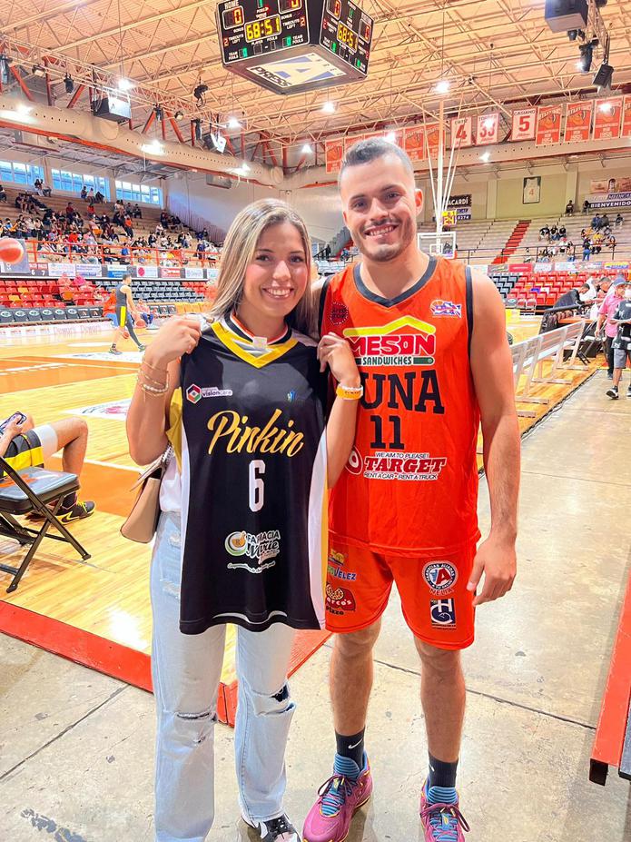 Los gemelos Valeria y Kenneth Santos están orgullos de vestir los uniformes de las Pinkin de Corozal y de los Atléticos de San Germán en las cercanas finales de Voleibol y Baloncesto Superior.