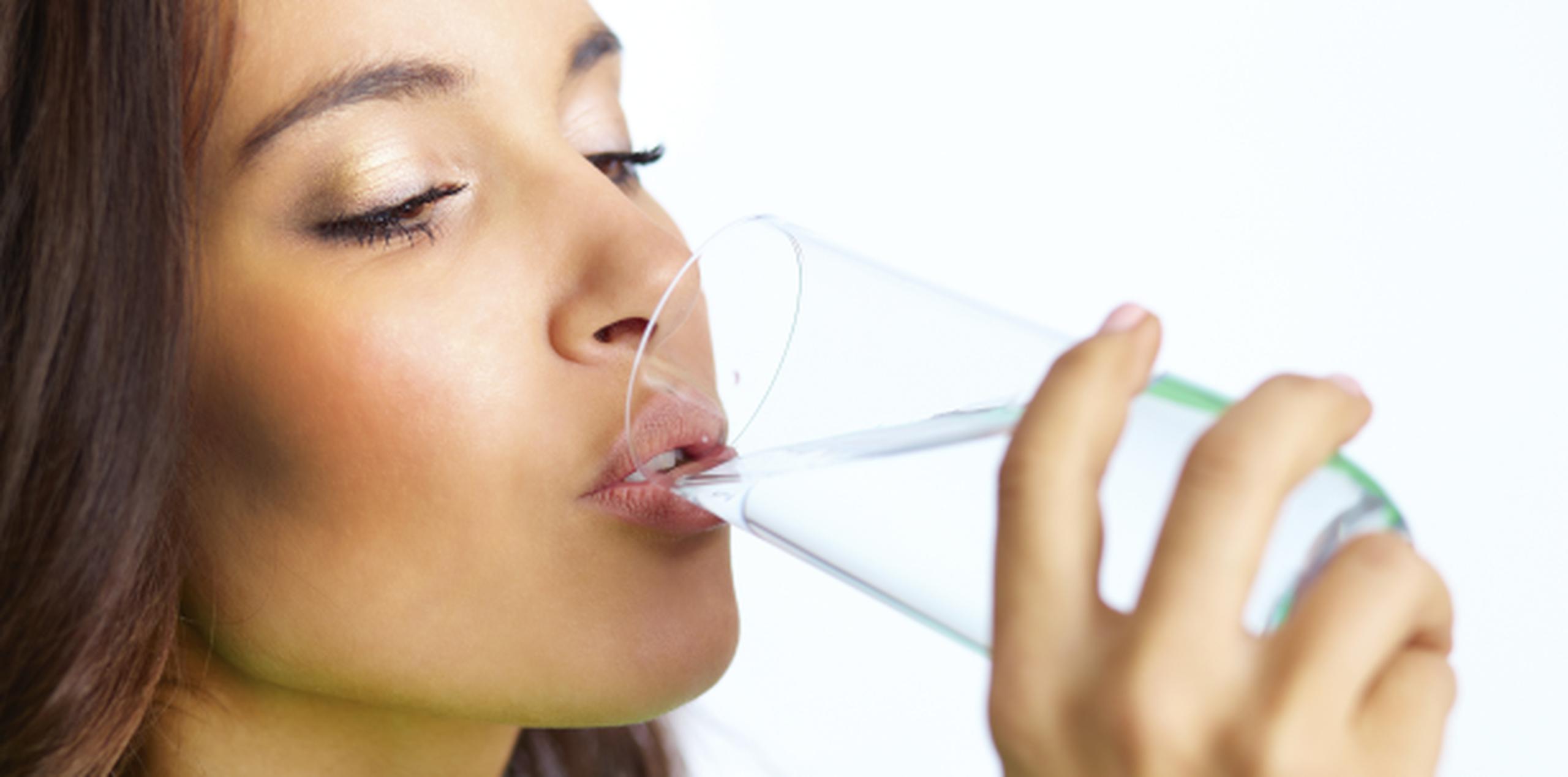 Un ser humano puede vivir un mes sin comer, pero solo dura una semana si no toma agua. (Archivo)