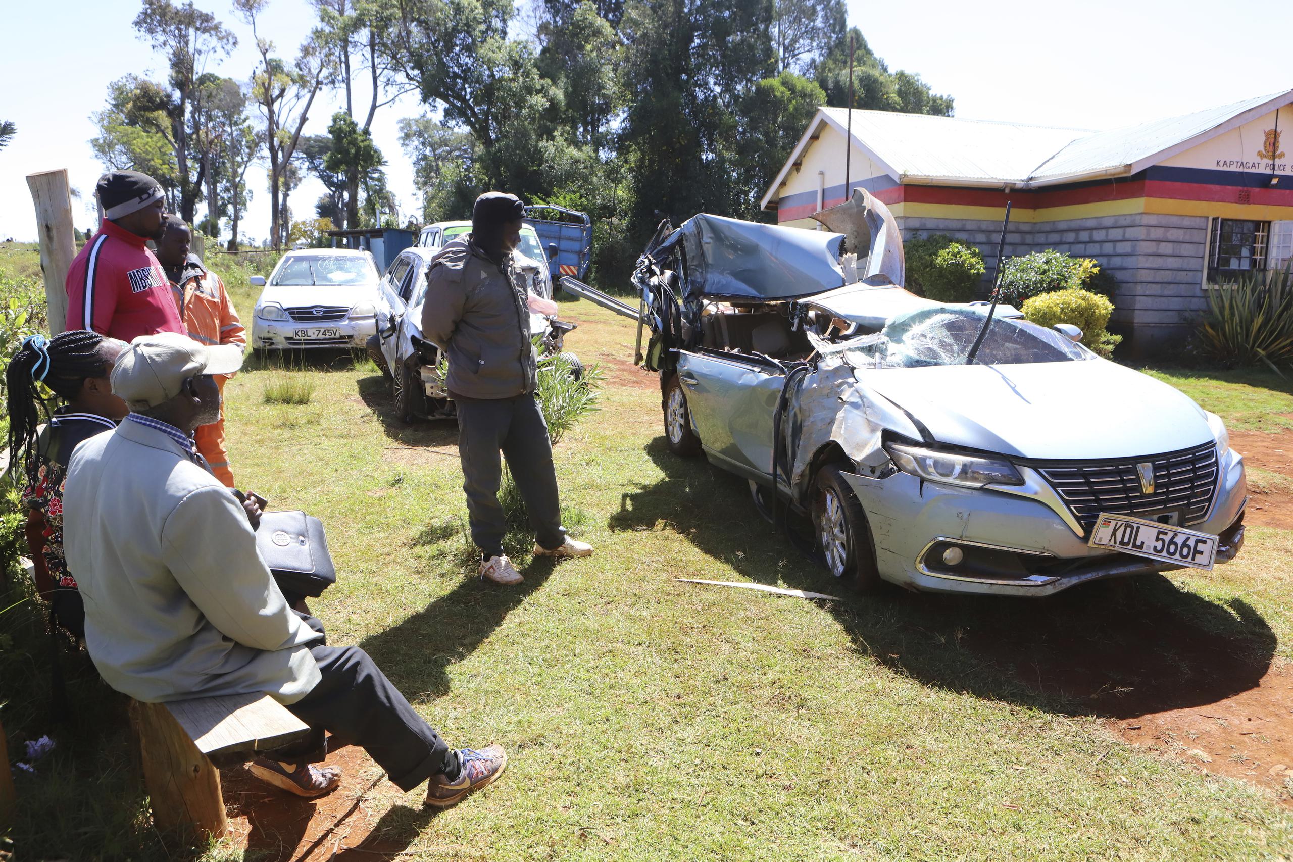 El vehículo destrozado en el que el Kelvin Kiptum, dueño del récord mundial de maratón, y su entrenador Garvais Hakizimana, viajaban antes de chocar el domingo por la noche, llega a un cuartel policía cerca de
Eldoret, Kenia, el lunes 12 de febrero de 2024. (AP Foto)