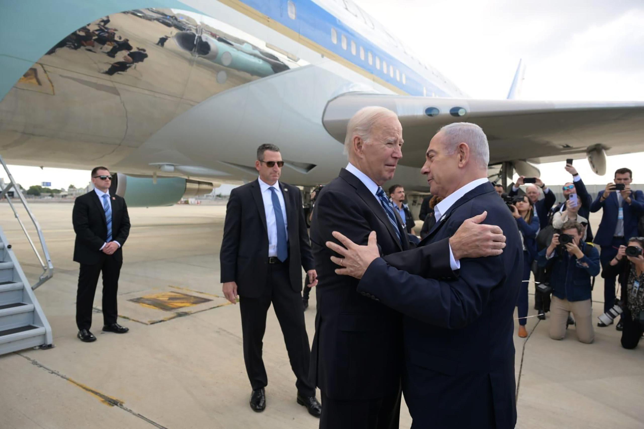 El primer ministro israelí Benjamin Netanyahu da la bienvenida al presidente estadounidense Joe Biden en el Aeropuerto Internacional Ben-Gurion este miércoles (EFE)