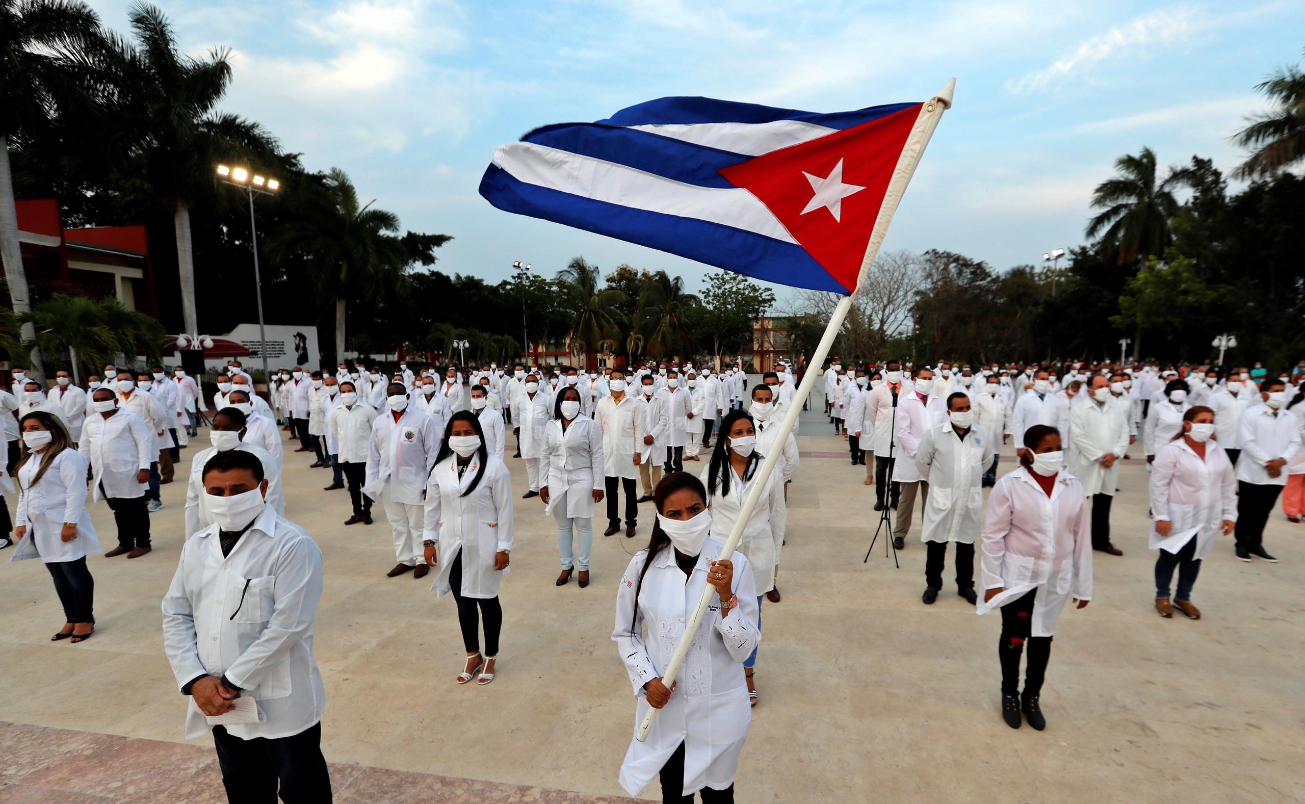 Médicos participan en un acto de despedida de su grupo, momentos antes de salir para el aeropuerto internacional José Martí, en La Habana, Cuba