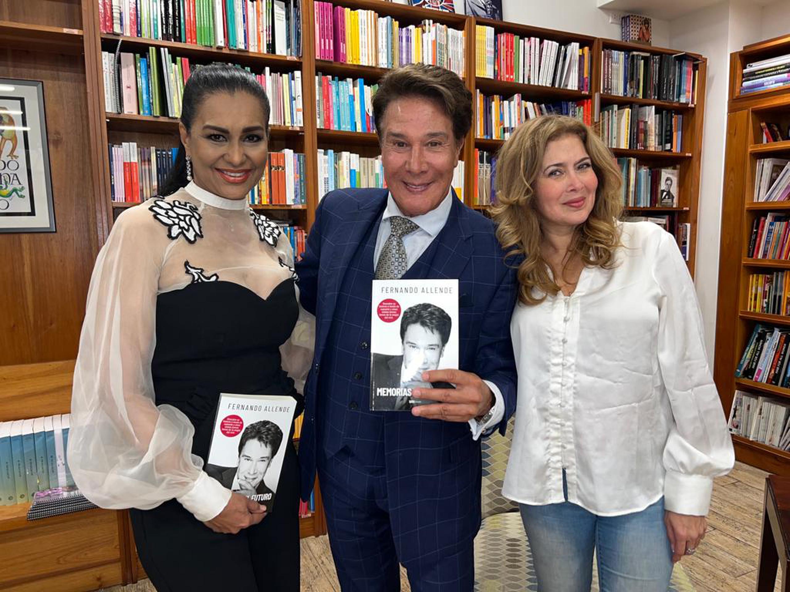Wilnelia Merced y Sully Díaz acompañaron a Fernando Allende en la presentación de su libro.