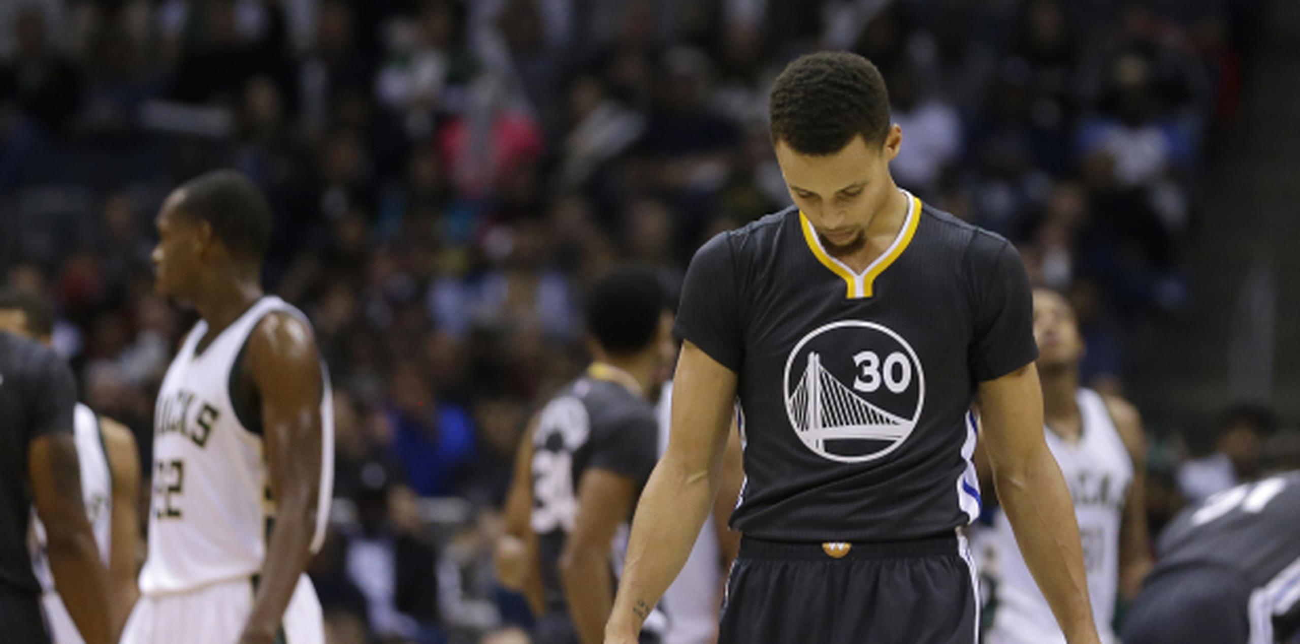Curry, aquí cabizbajo durante el juego de anoche, terminó con 28 puntos, siete rebotes y cinco asistencias. (AP)