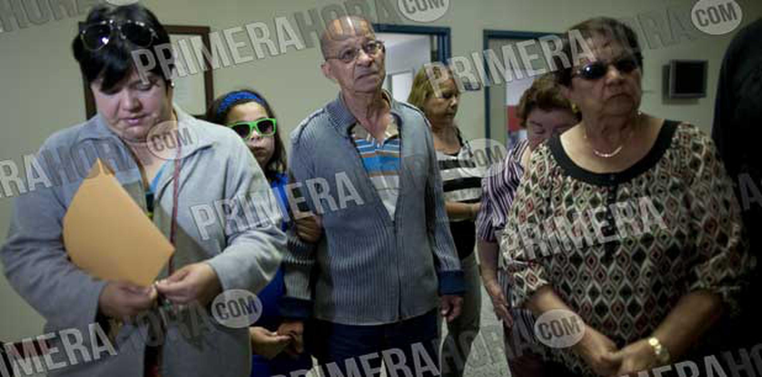 Nilsa Rodríguez (a la extrema derecha) llegó a la funeraria Ehret acompañada de Raúl Martínez, papá del comediante, y de la hermana de Luis Raúl. (tonito.zayas@gfrmedia.com)
