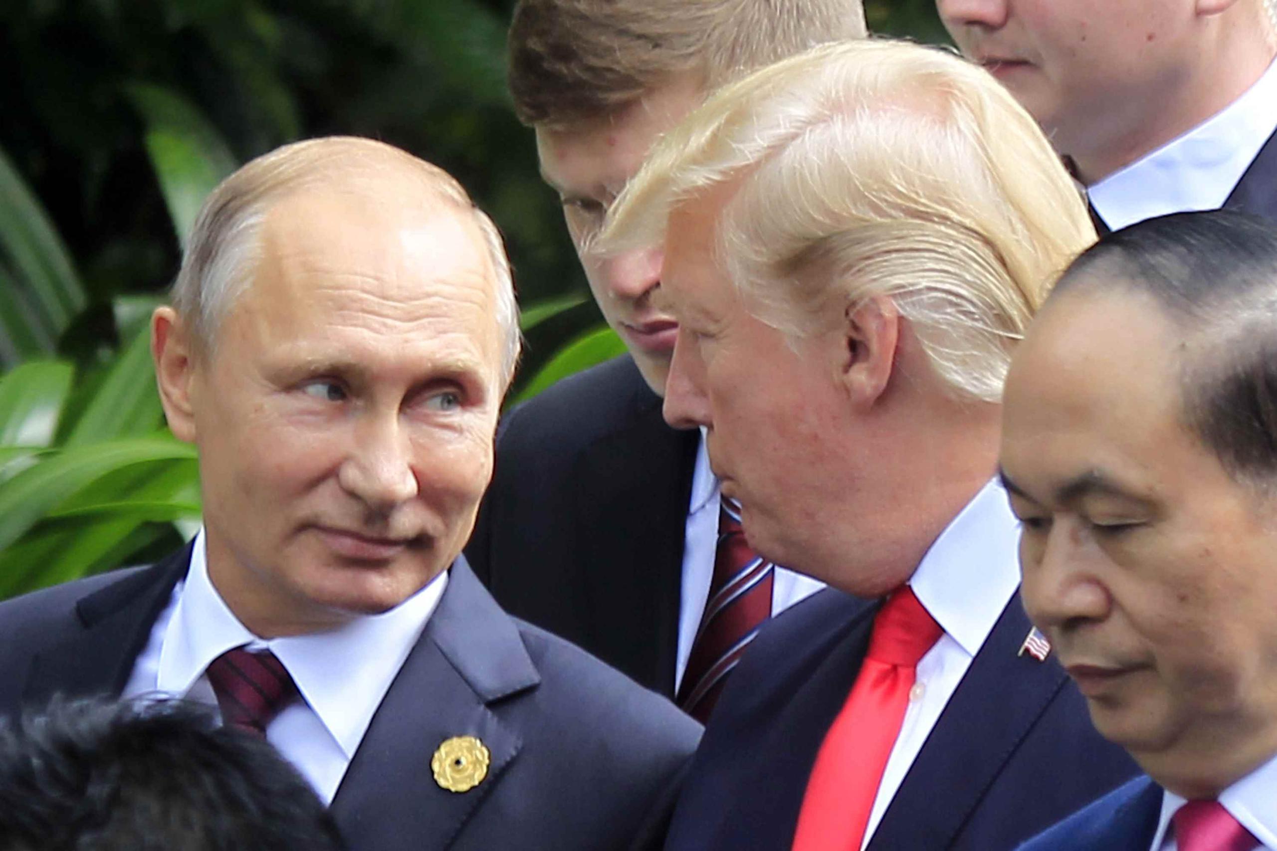 El presidente de Rusia, Vladimir Putin, a la izquierda, y el presidente de Estados Unidos, Donald Trump. (AP)