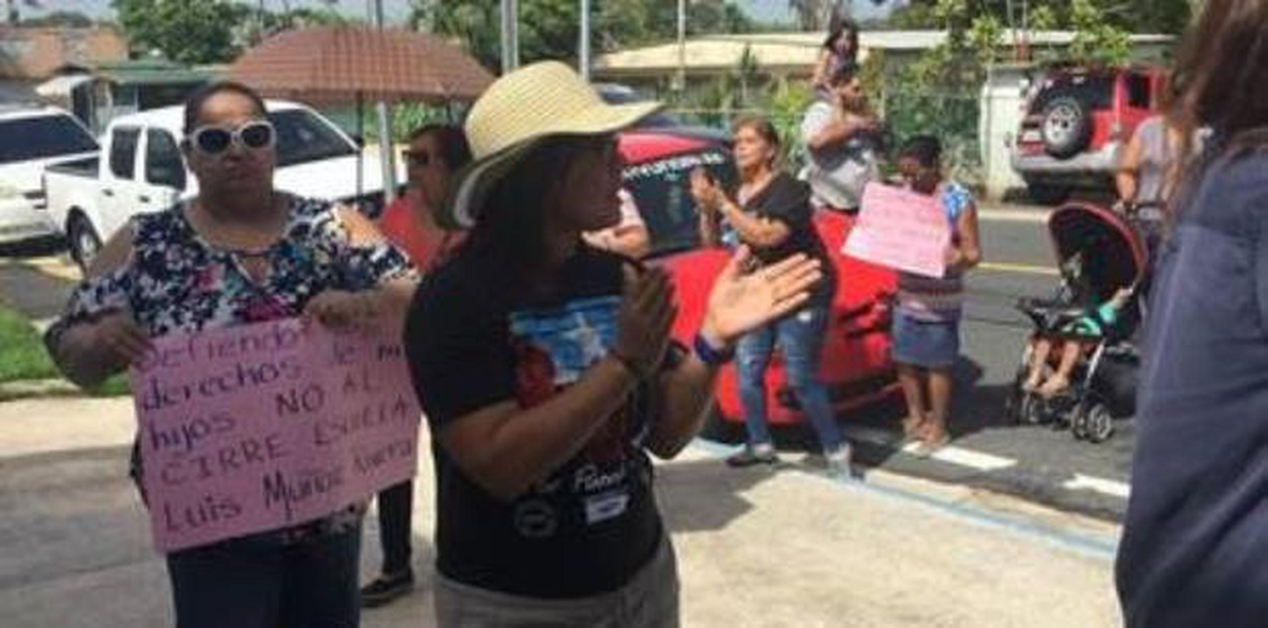 Los padres se manifestaron hoy en contra del cierre de la escuela en el barrio Mameyal de Dorado.  (Suministrada)