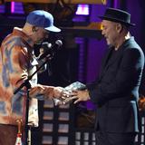 Residente tiembla de emoción al entregarle premio a Rubén Blades en los Latin Grammy