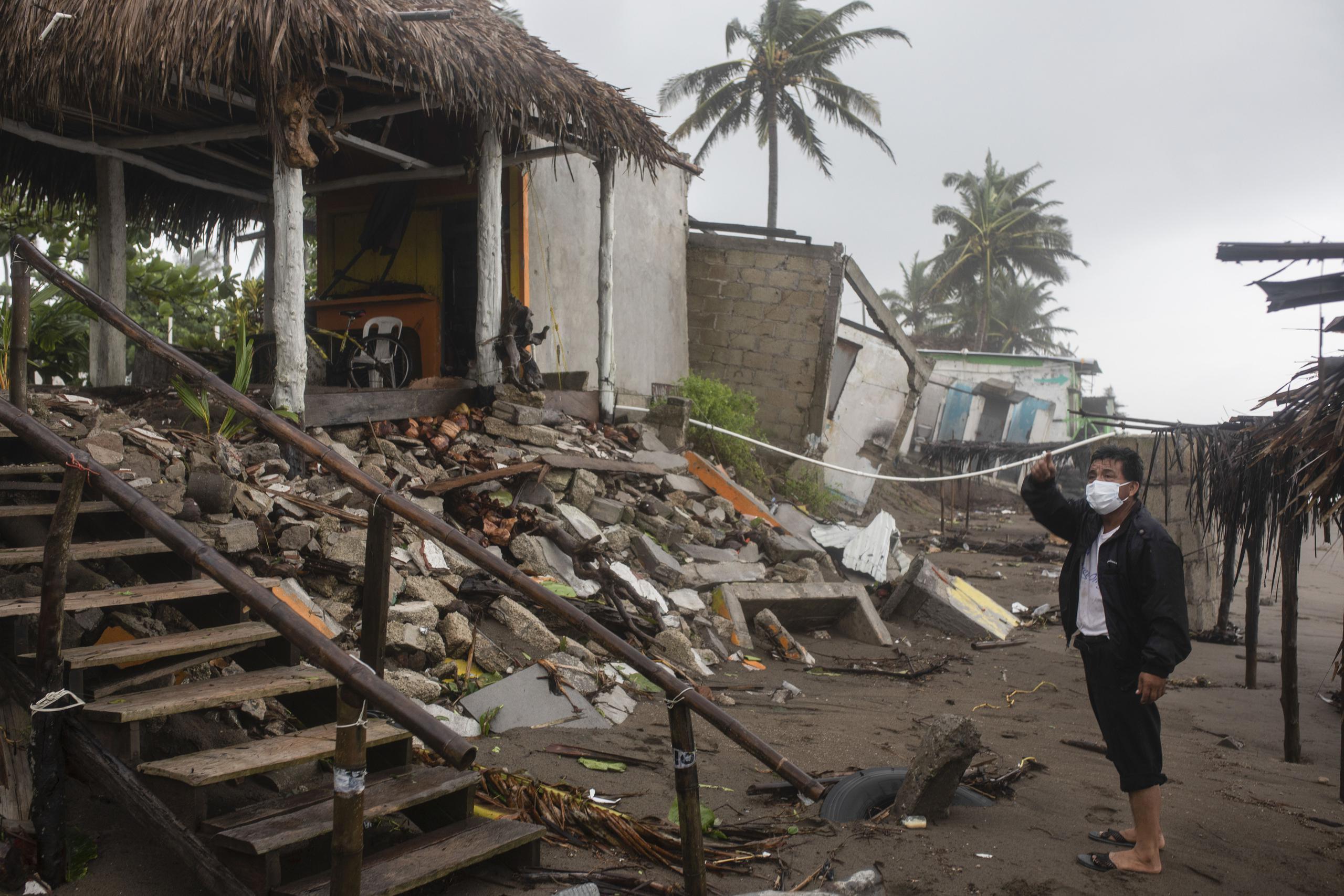 Un hombre inspecciona los daños después de que una parte de su casa fuera derribada por los vientos provocados por el huracán Grace, en Tecolutla, estado de Veracruz, México.