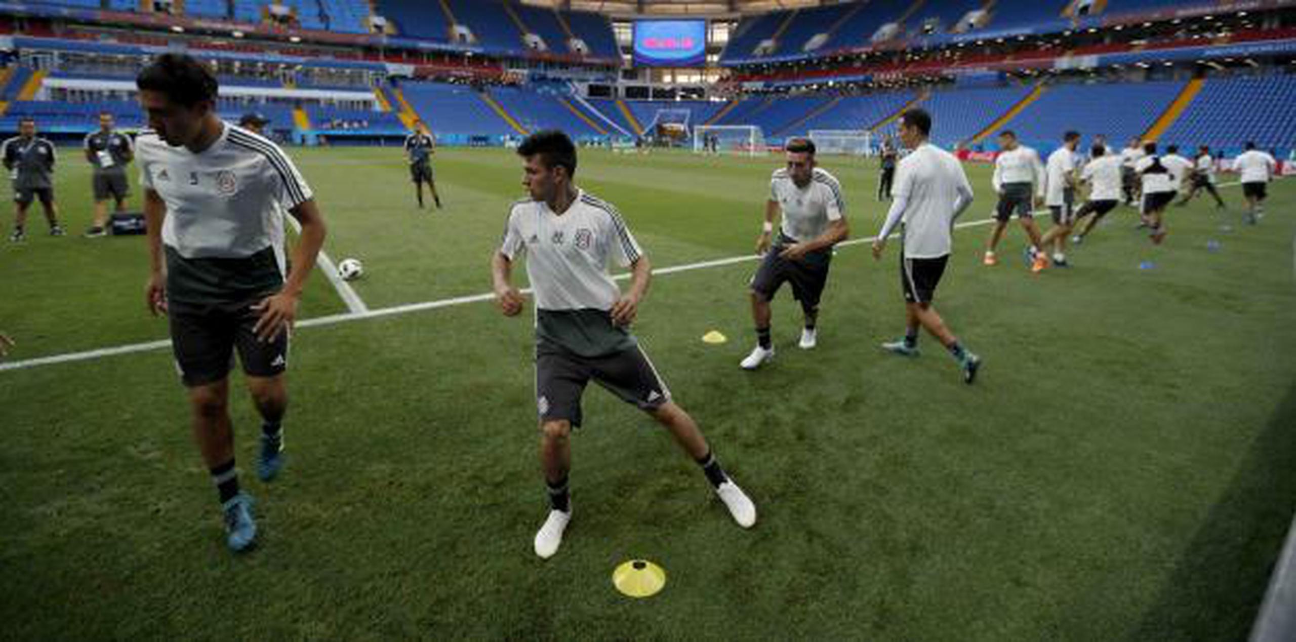 Los jugadores de México calientan previo a un entrenamiento en la víspera del partido contra Corea del Sur en Rostov, Rusia, el viernes. (AP)