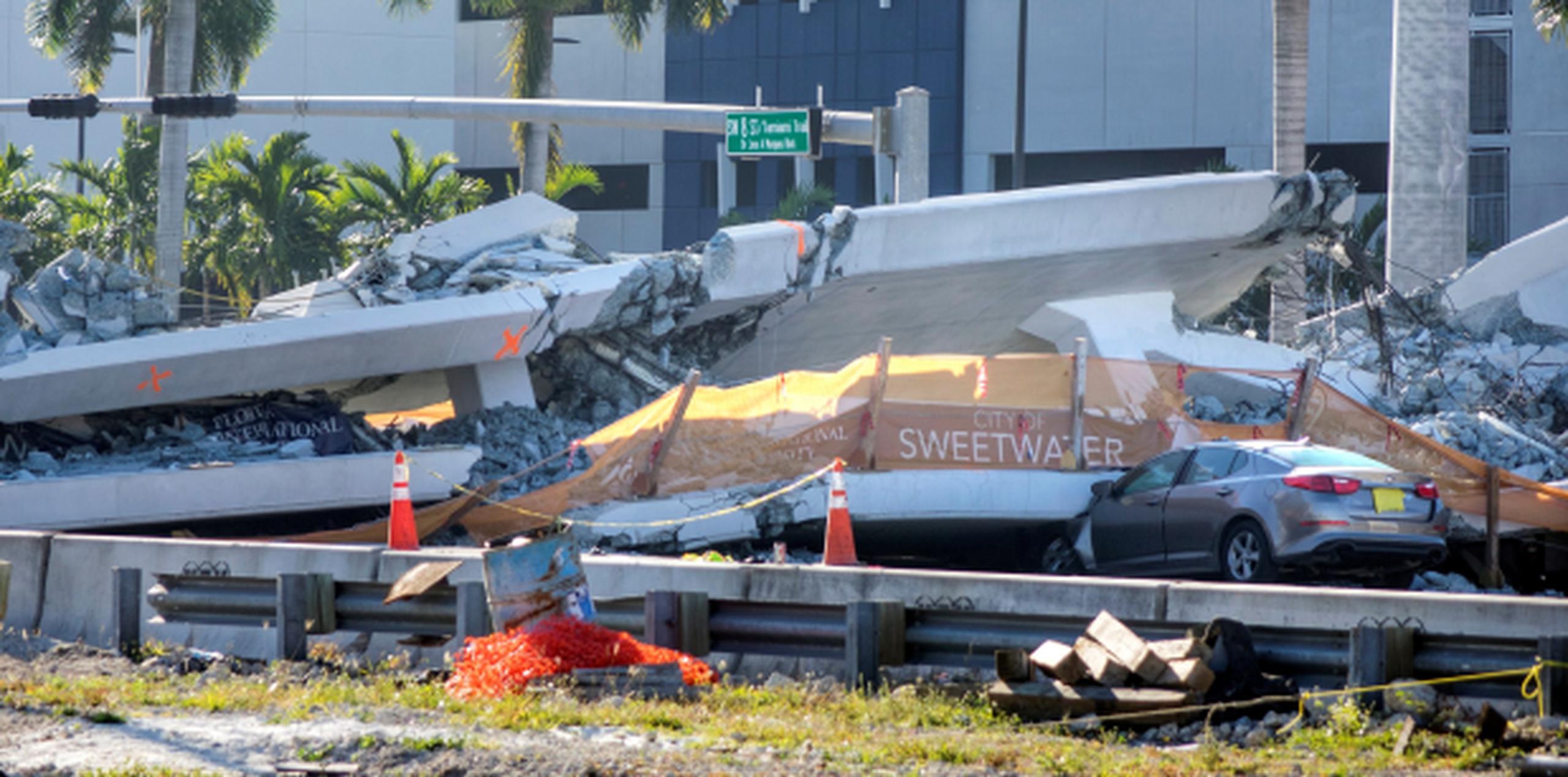 Vista del puente peatonal derrumbado en la Universidad Internacional de Florida, en Miami, el pasado 15 de marzo. (EFE)