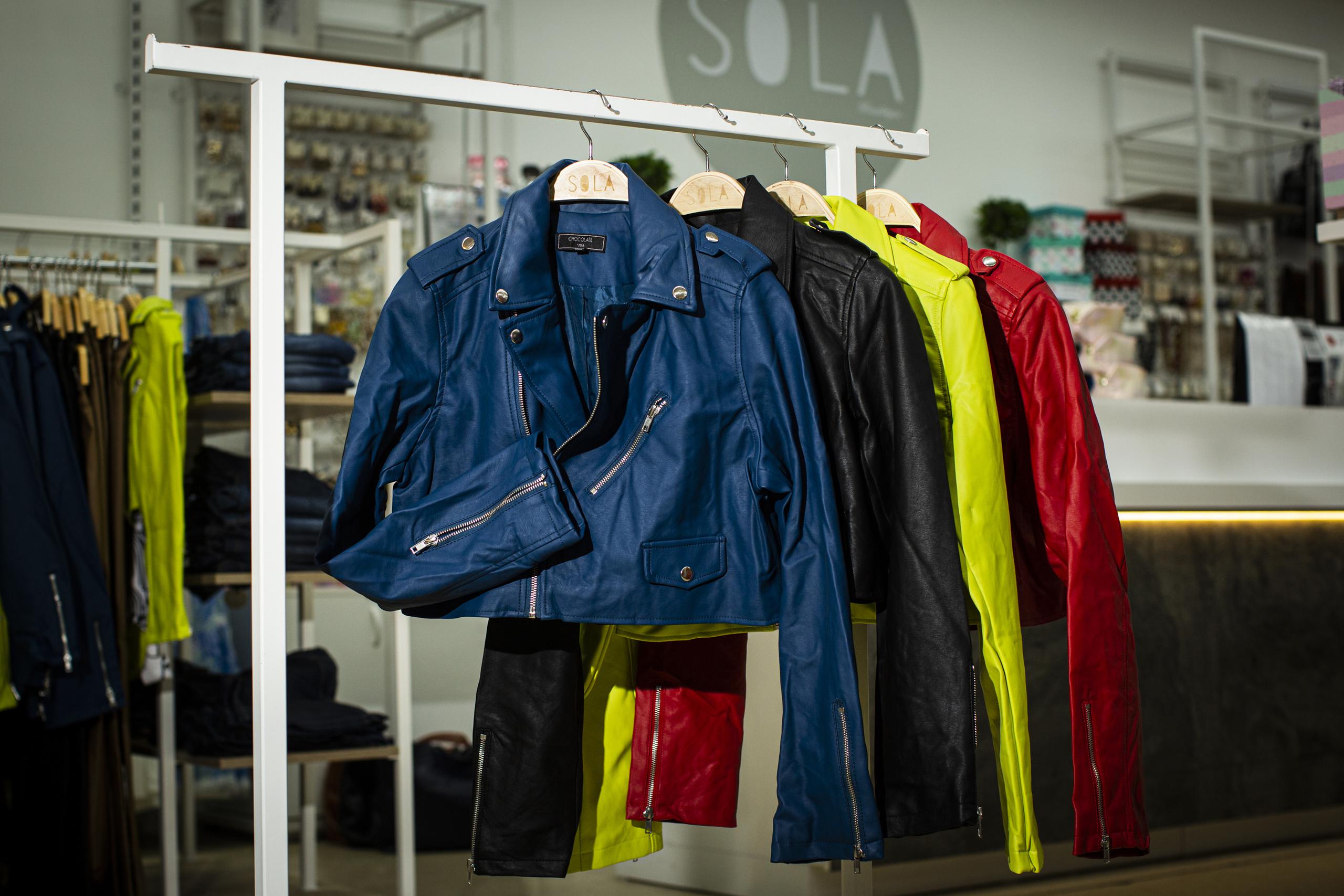 Chocolate Jacket azul de Sola Boutique en los centros comerciales Developers Diversified PR.