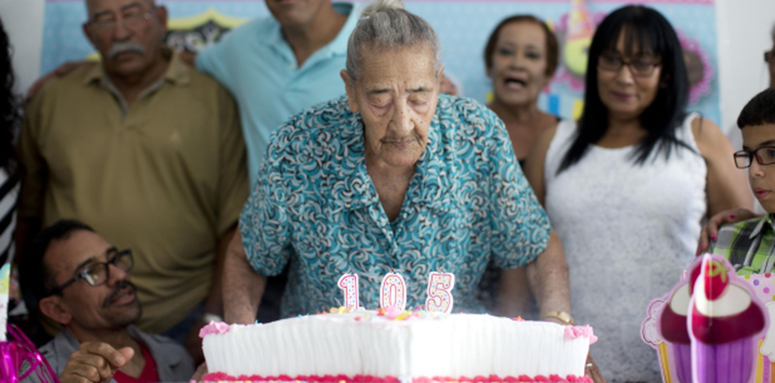 Doña Celestina Rivera Vega, quien ayer celebró junto a amigos y familiares 105 años de vida y felicidad … “porque sí mi'ja, he sido muy feliz”. (tonito.zayas@gfrmedia.com)