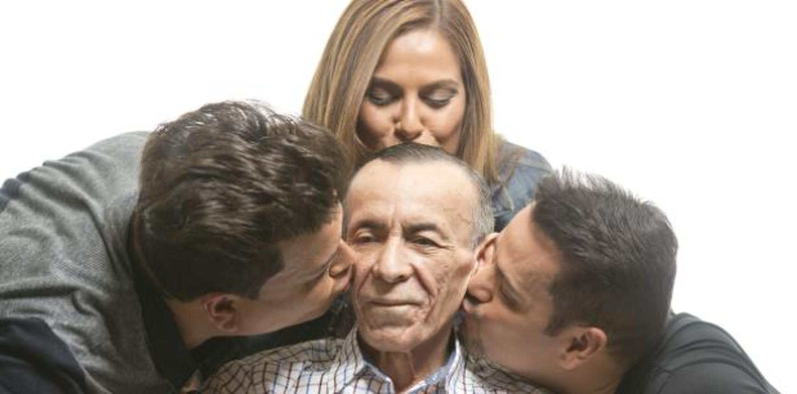 Don Víctor tenía de 68 años. En la foto, Víctor Manuelle con su padre y sus hermanos. (Archivo)