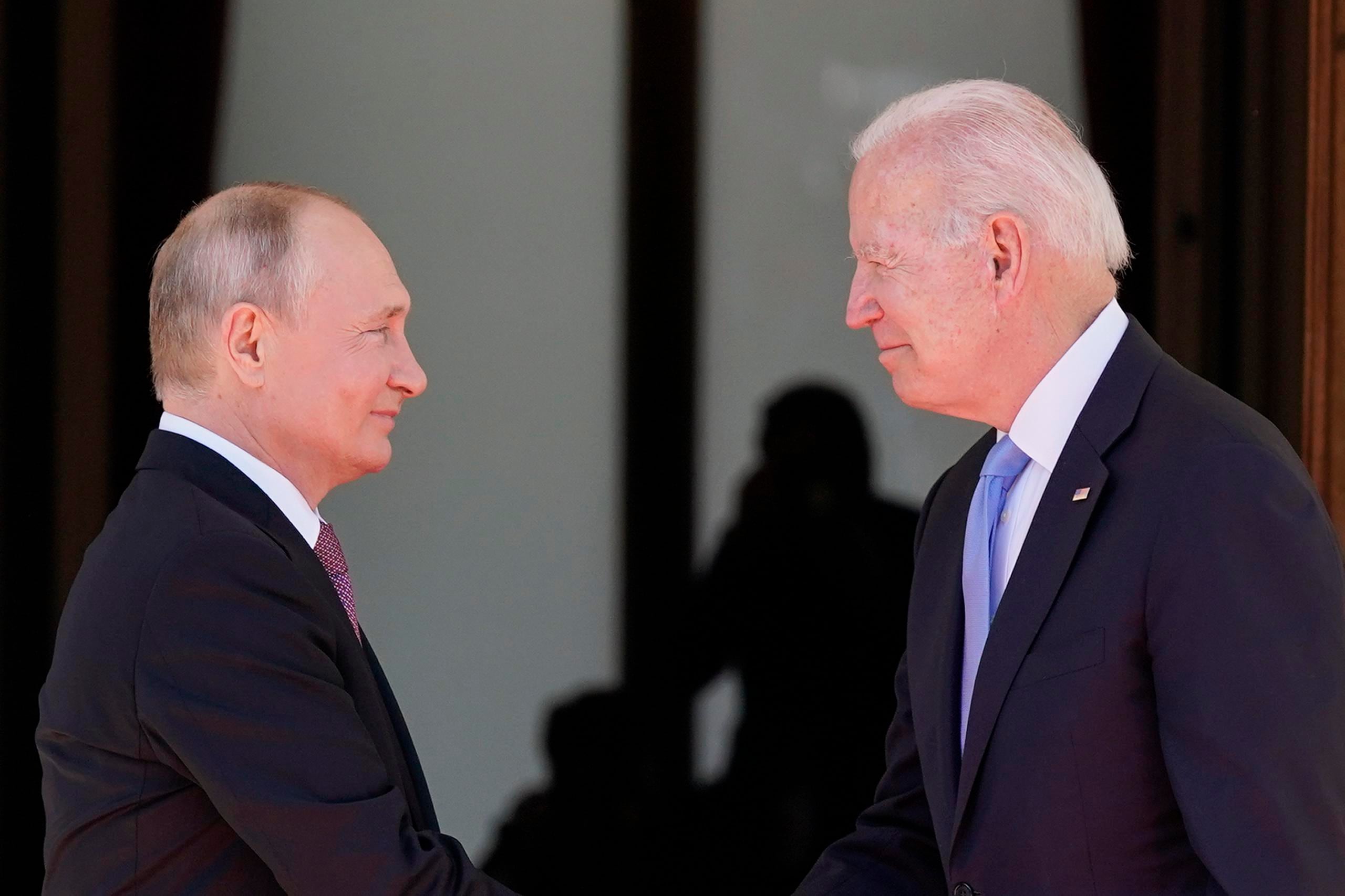 El mandatario ruso Vladimir Putin y el presidente estadounidense Joe Biden en su llegada para reunirse en Villa la Grange en Ginebra, Suiza, el 16 de junio de 2021.