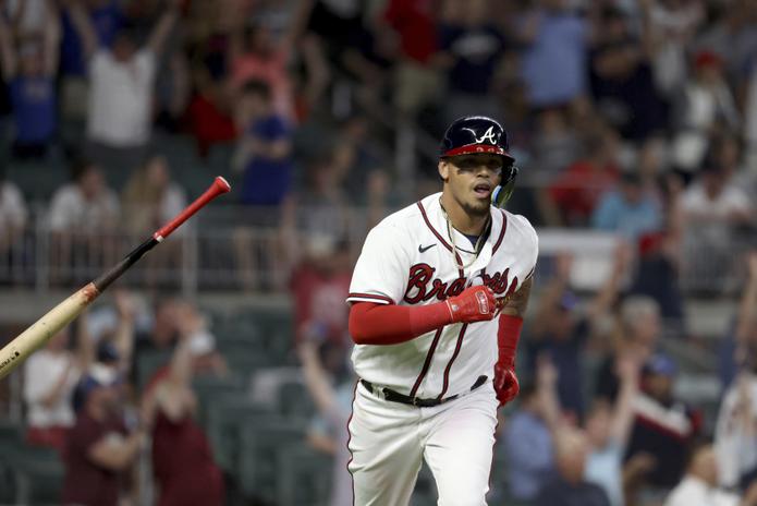 El bateador designado de los Braves de Atlanta, Orlando Arcia, lanza el bate y observa el viaje de su cuadrangular de dos vueltas del miércoles que dejó sobre el terreno a los Red Sox de Boston.