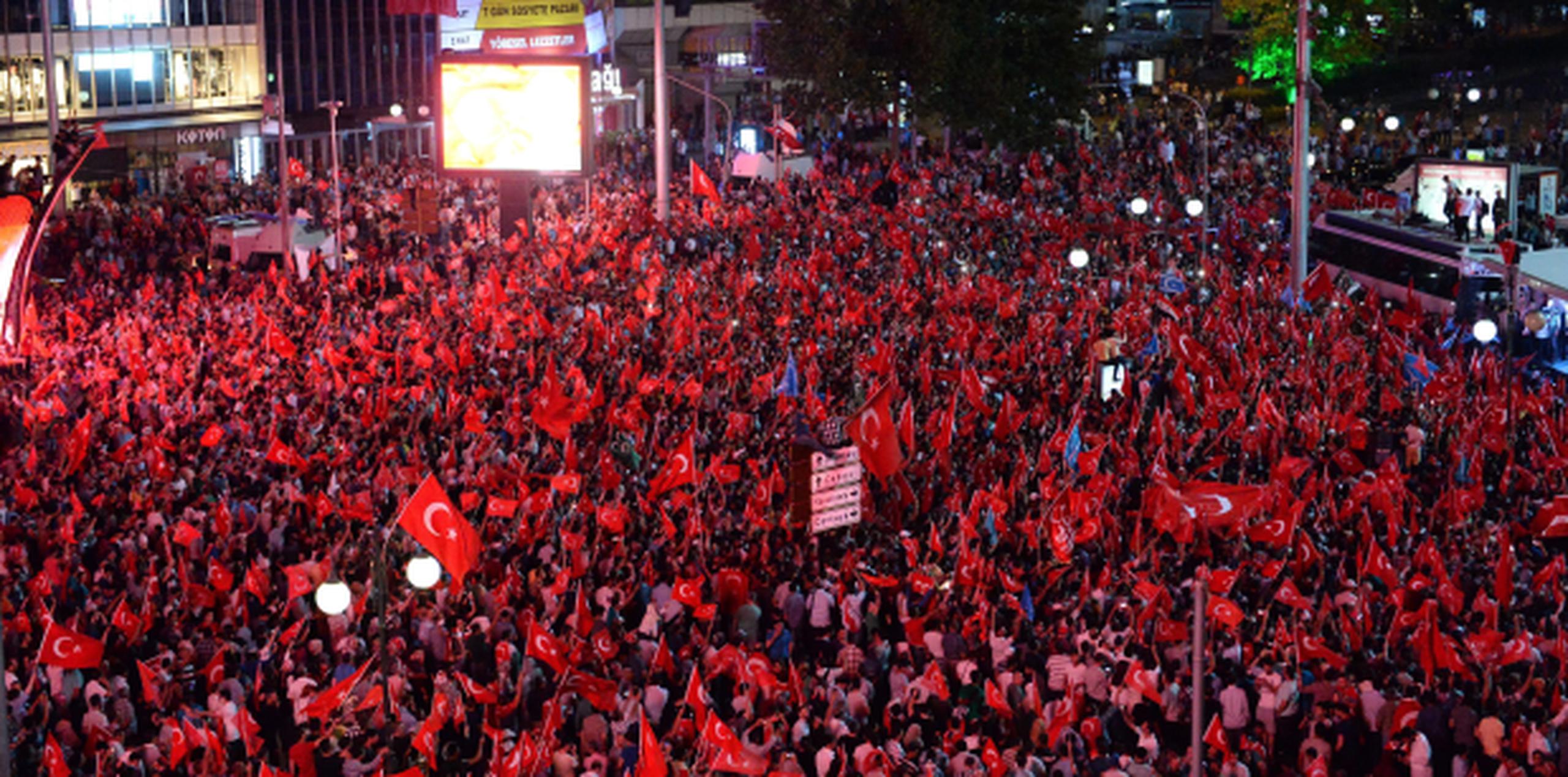 Miles celebran en la capital turca el fracaso del golpe de Estado. (Prensa Asociada)