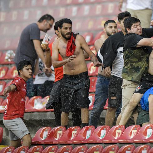 Cientos se enredan en sangrienta pelea en partido de fútbol