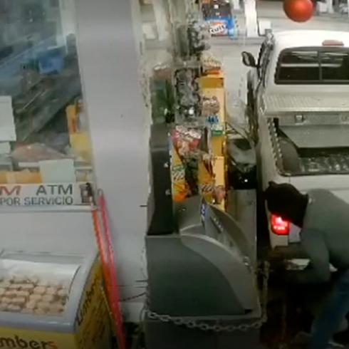 Hombre se estrella contra gasolinera y roba máquina ATM