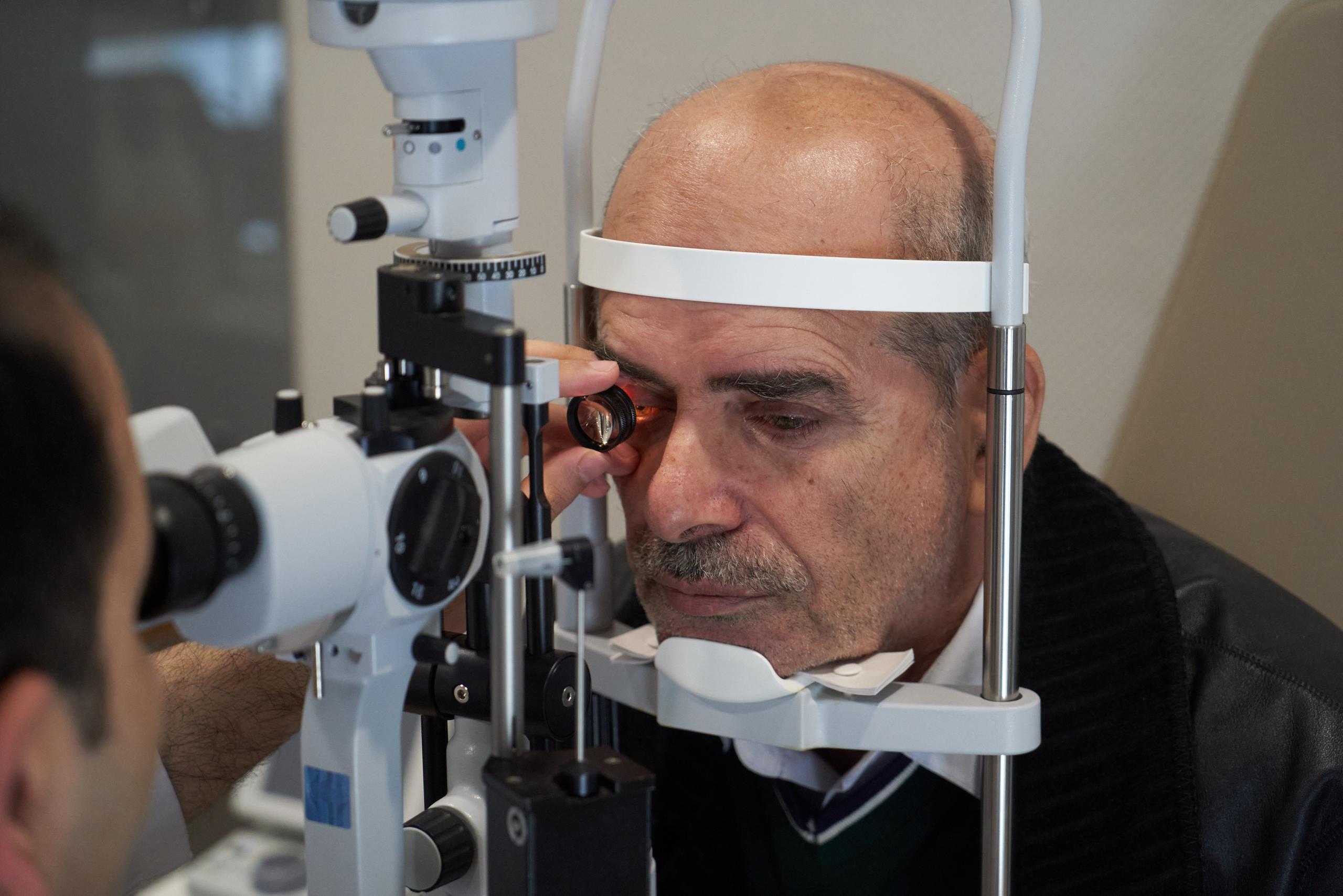 Según el Instituto Nacional de Ojos los síntomas de la retinopatía diabética son visión borrosa, visión con manchas flotantes y ceguera.