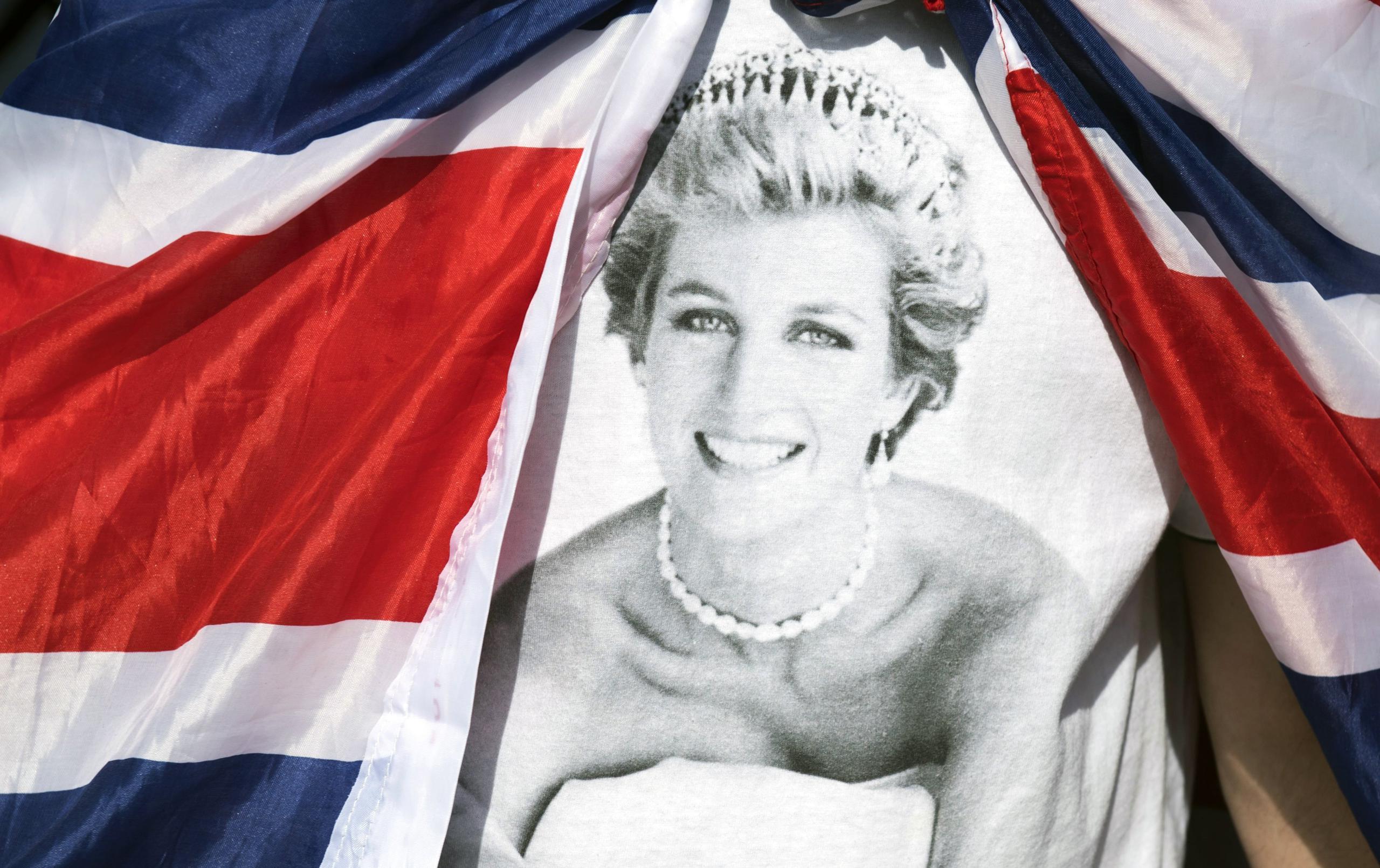 Sea como fuere, el documental sobre Diana tiene enganchados a millones de británicos estos días, lo que demuestra que la princesa sigue tan vigente ahora como hace 25 años, al igual, por desgracia, que las teorías conspirativas.