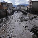 Enorme río de lodo arrasa con todo a su paso en la capital de Ecuador