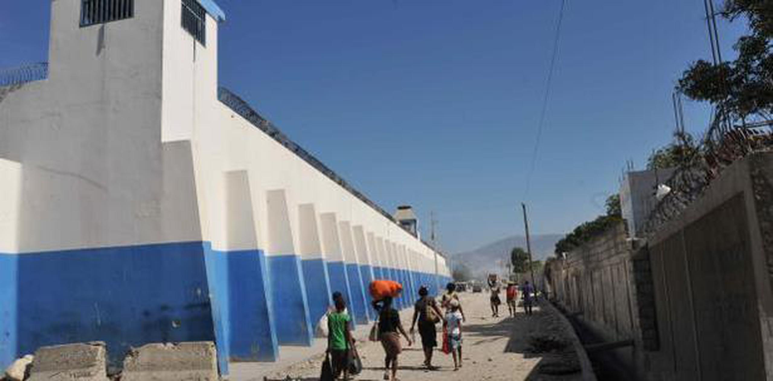 Medios de prensa en Haití han publicado que los presos aprovecharon que los policías se enfrentaban a los manifestantes para escapar del recinto. (EFE)