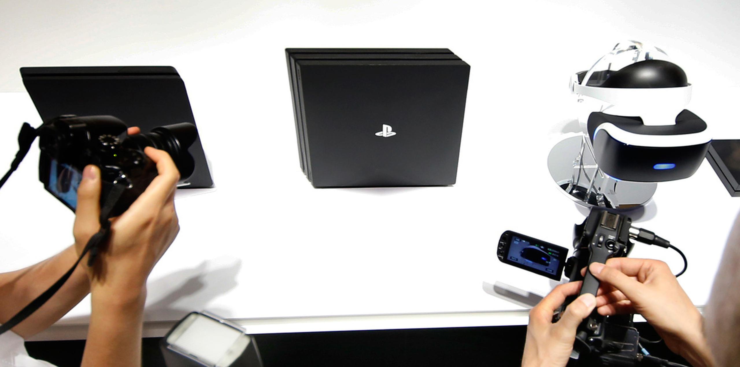Al centro el nuevo Playstation 4 Pro, junto al Playstation VR. (AP)