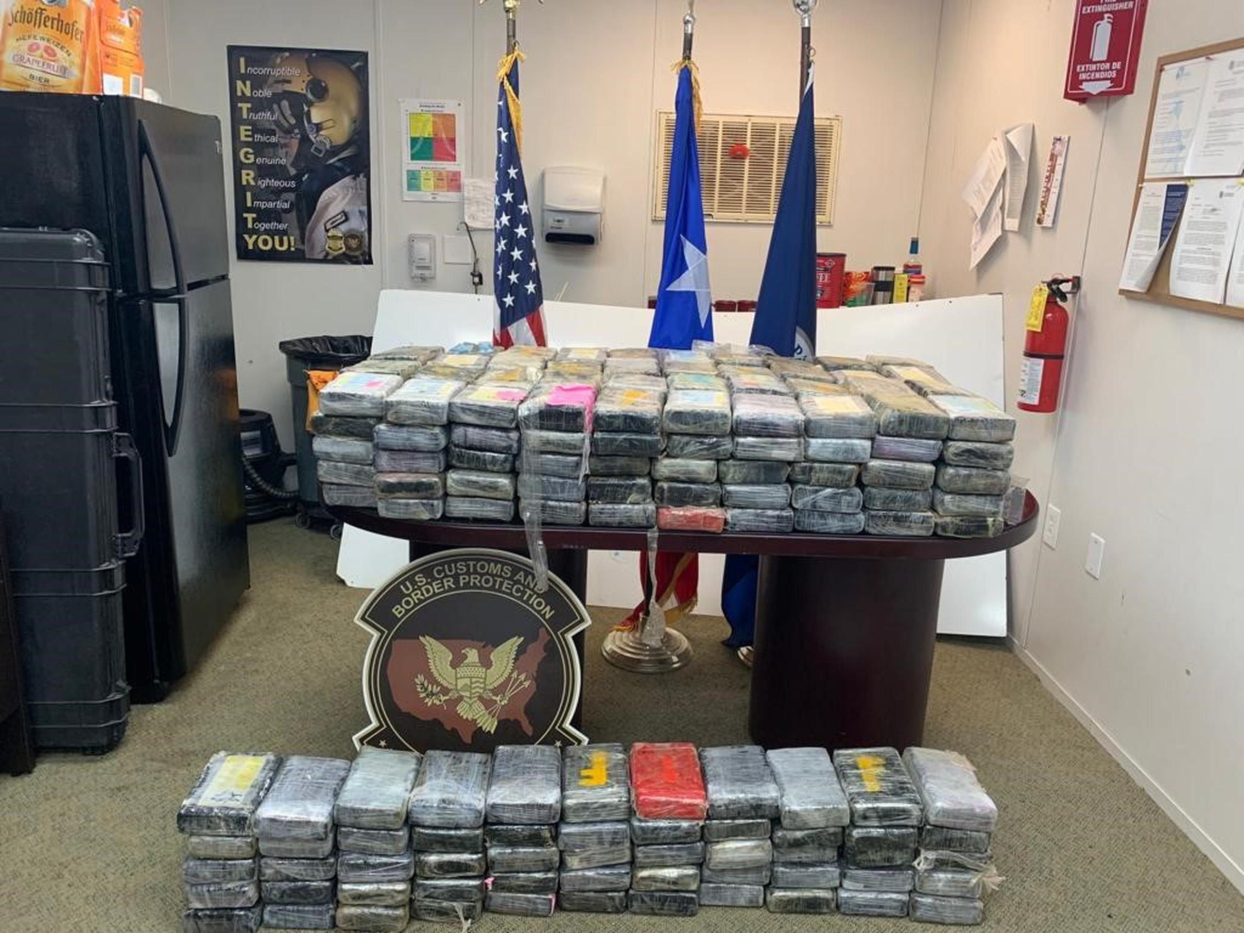 Agentes de Operaciones Aéreas y Marítimas de Aduanas y Protección Fronteriza interceptó una lancha en la con un cargamento de 315 kilos de cocaína que navegaba hacia Cabo Rojo.